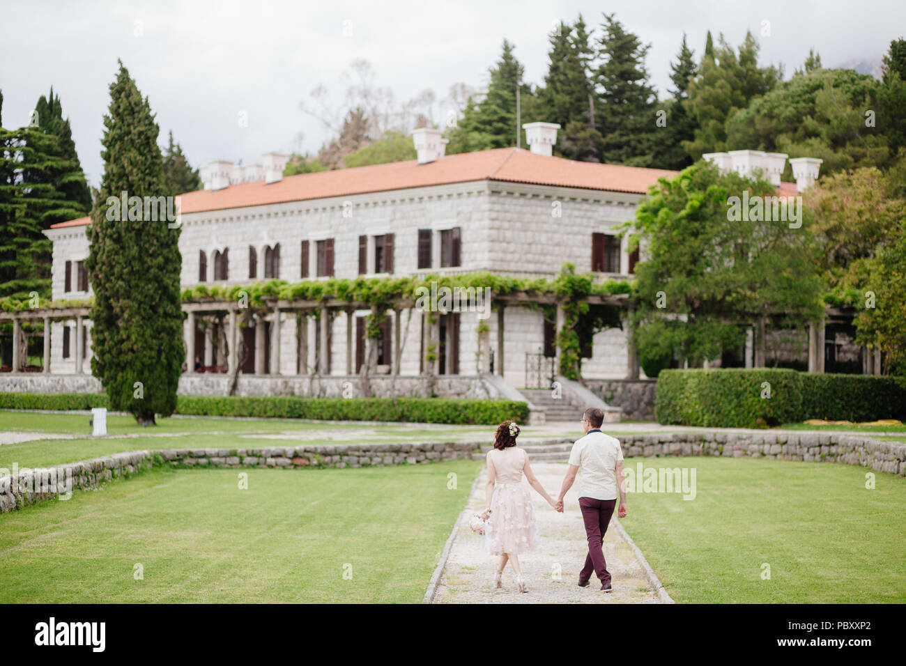 Giovane rilassatevi sulla villa d'estate. Foto Stock