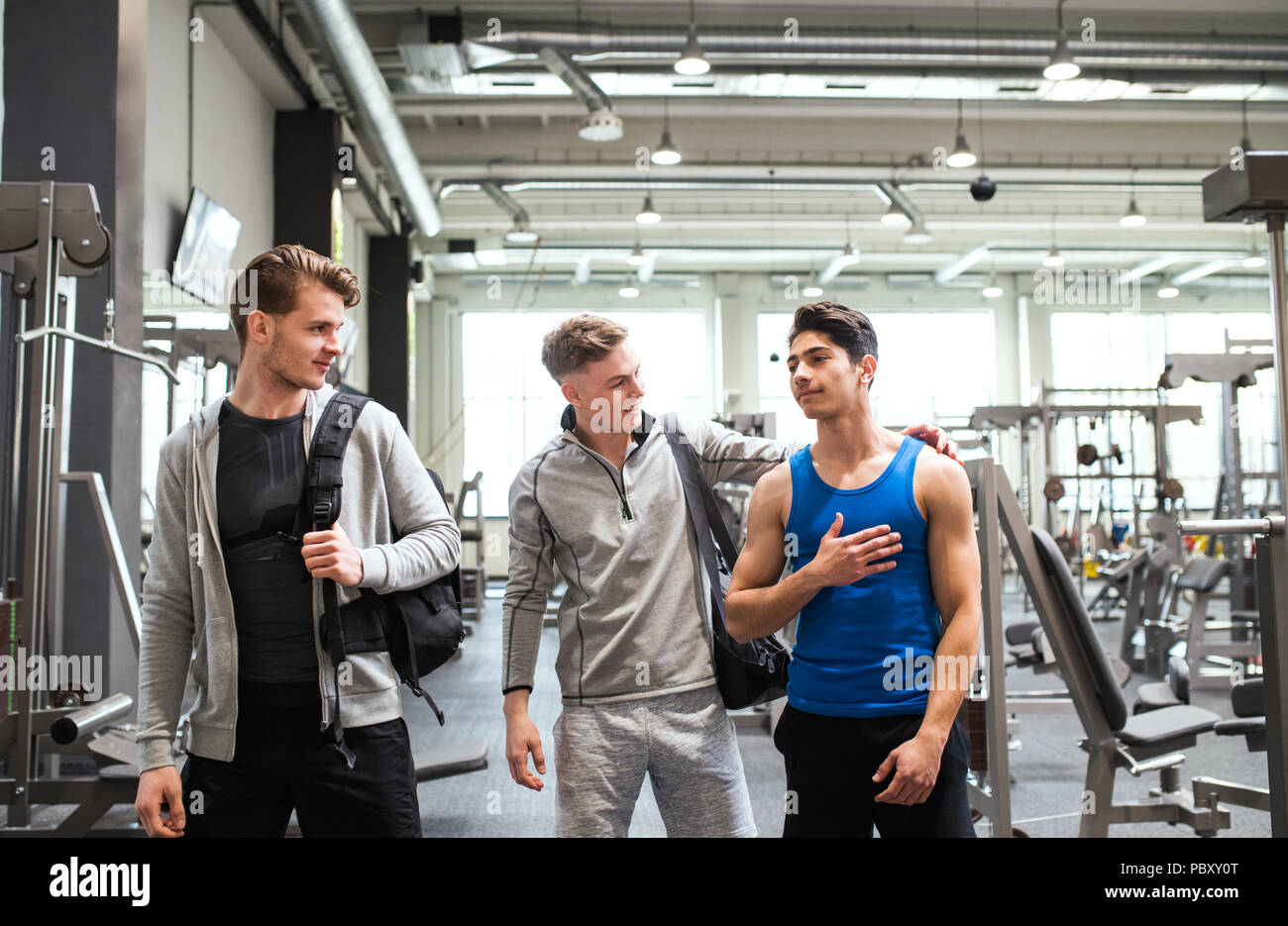 Giovani amici nella moderna palestra crossfit, saluto ogni altro. Foto Stock