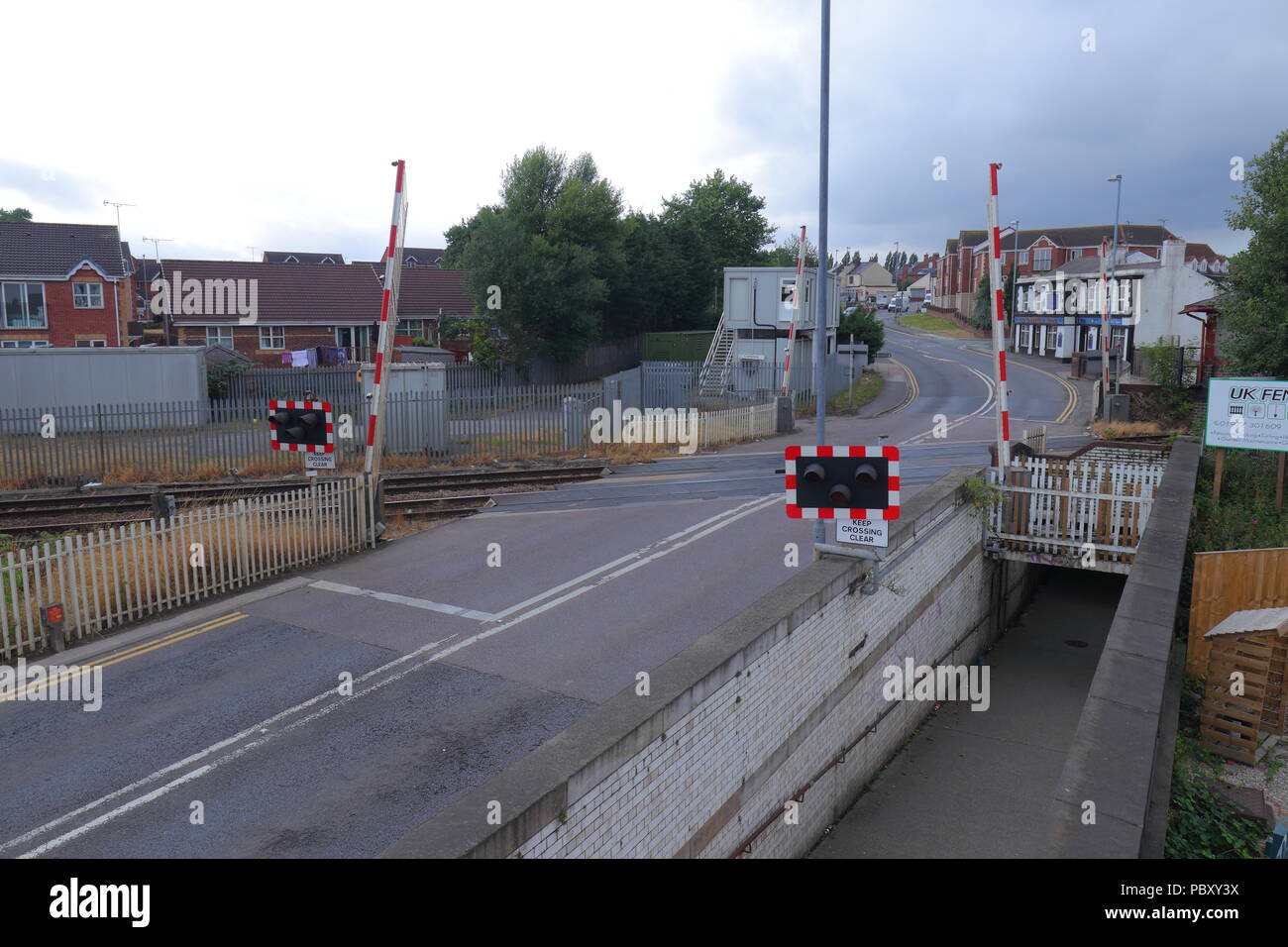 Guardando verso il basso su un passaggio a livello situato tra High Street & Albion Street a Castleford, West Yorkshire Foto Stock