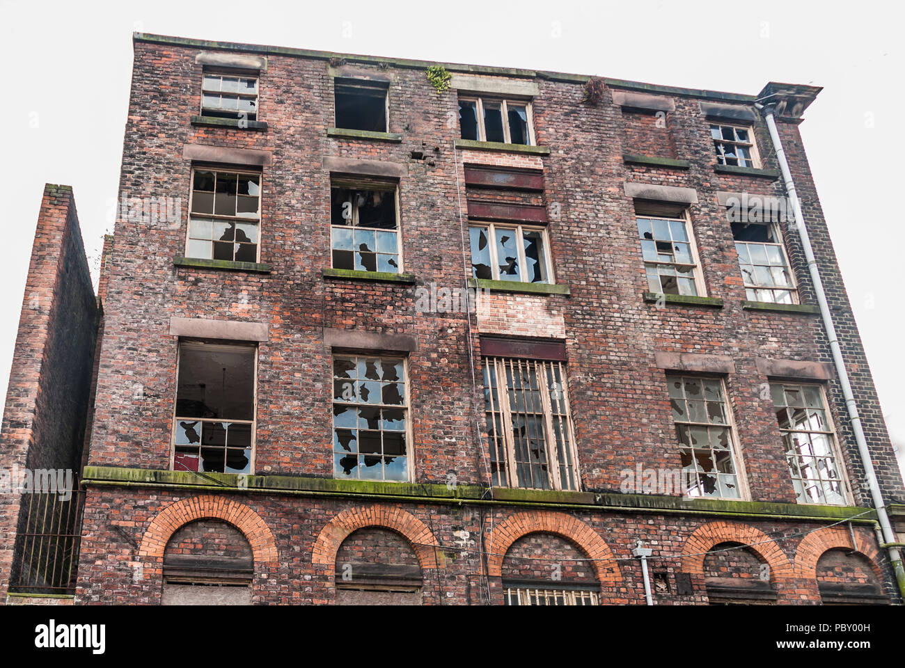 Abbandonato il vecchio tenements vittoriana nel centro di Liverpool poco prima della demolizione. Foto Stock