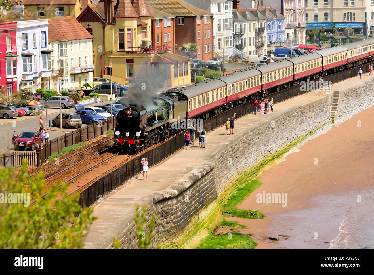 La Riviera Inglese Express che corre lungo la parete del mare a Dawlish, voce per Kingswear. Foto Stock