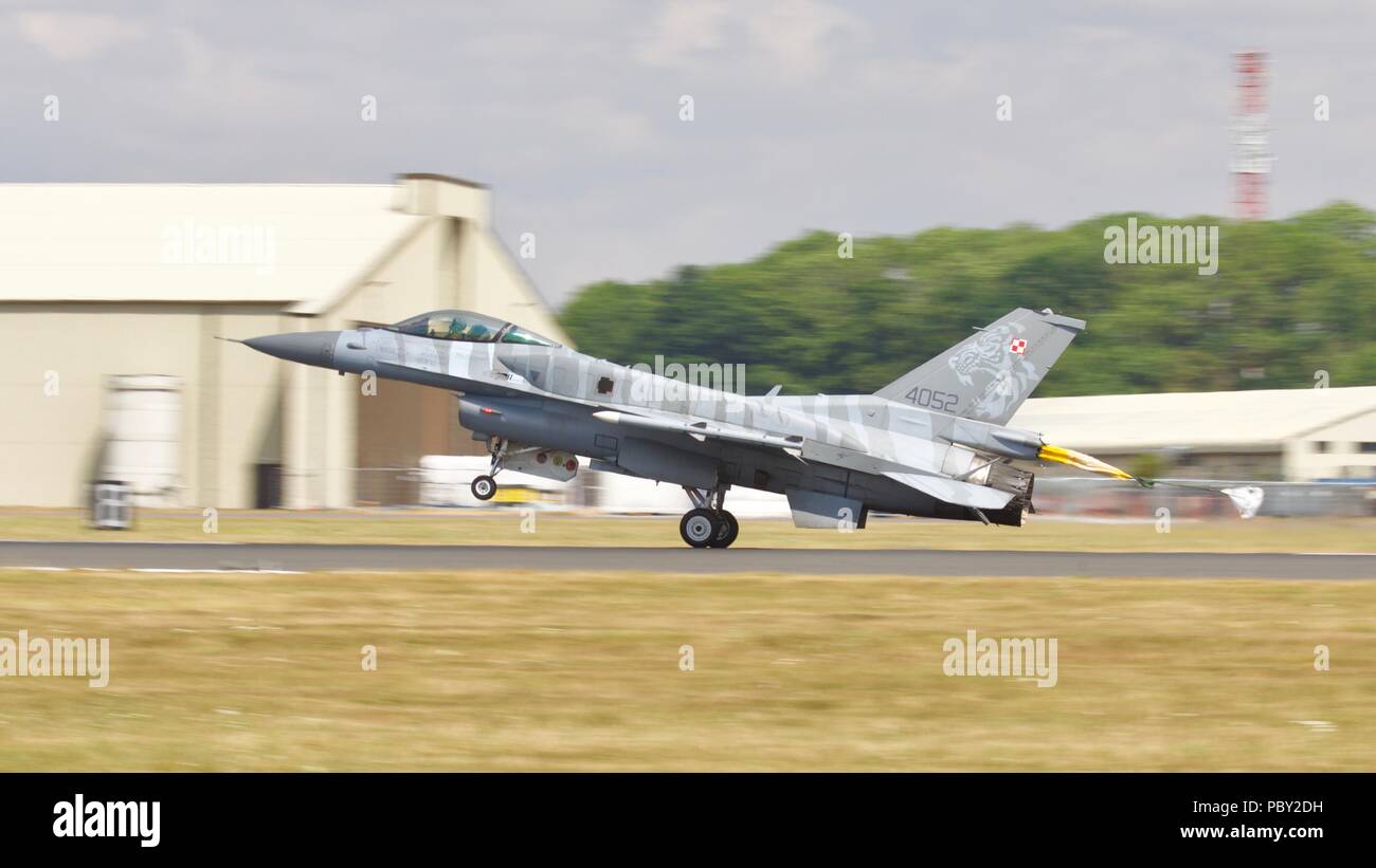 Polish Air Force - Tiger Demo Team F-16C BLOCCO 52 Fighting Falcon distribuire il suo paracadute drogue al 2018 Royal International Air Tattoo Foto Stock