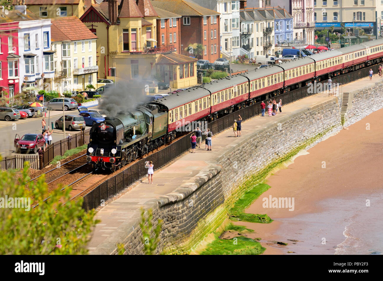 La Riviera Inglese Express che corre lungo la parete del mare a Dawlish, voce per Kingswear. Foto Stock
