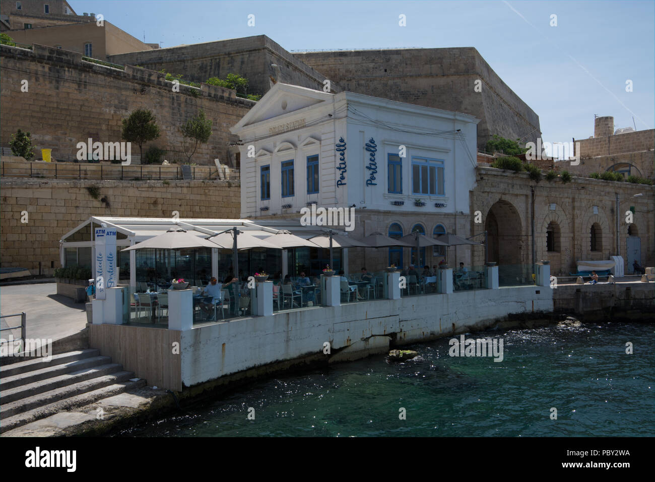 Una vecchia stazione di polizia è ora in uso come un ristorante da La Valletta dock di Sliema a La Valletta traghetto. Foto Stock
