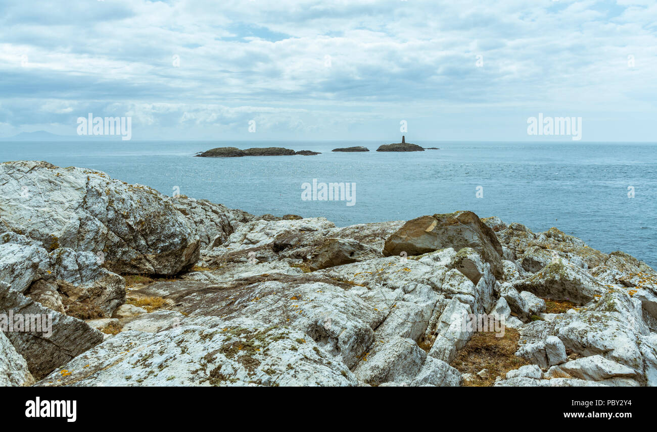 Una vista da circa Rhoscolyn testa sull'Isola di Anglesey verso le piccole isole con una torre. Preso il 18 luglio 2018. Foto Stock