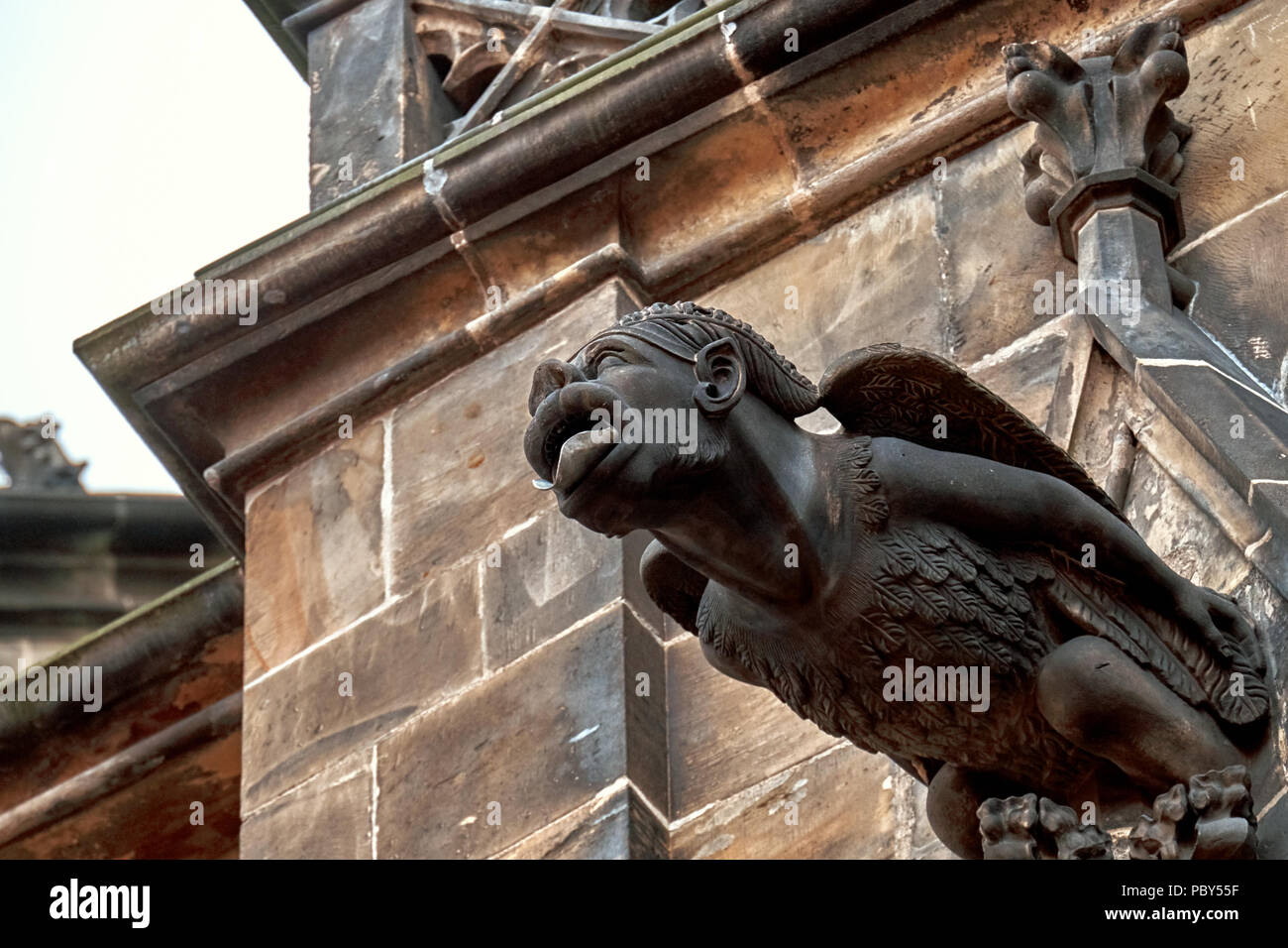 Vista ravvicinata di Gargoyle nella chiesa Cattedrale Sacred Vitus. Praga. Repubblica ceca. Foto Stock