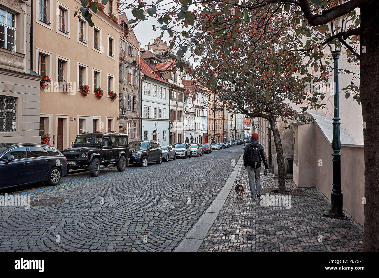 Praga Repubblica Ceca, Settembre 15, 2017: giovane turista a piedi con il cucciolo di cane per le strade di Praga. Foto Stock