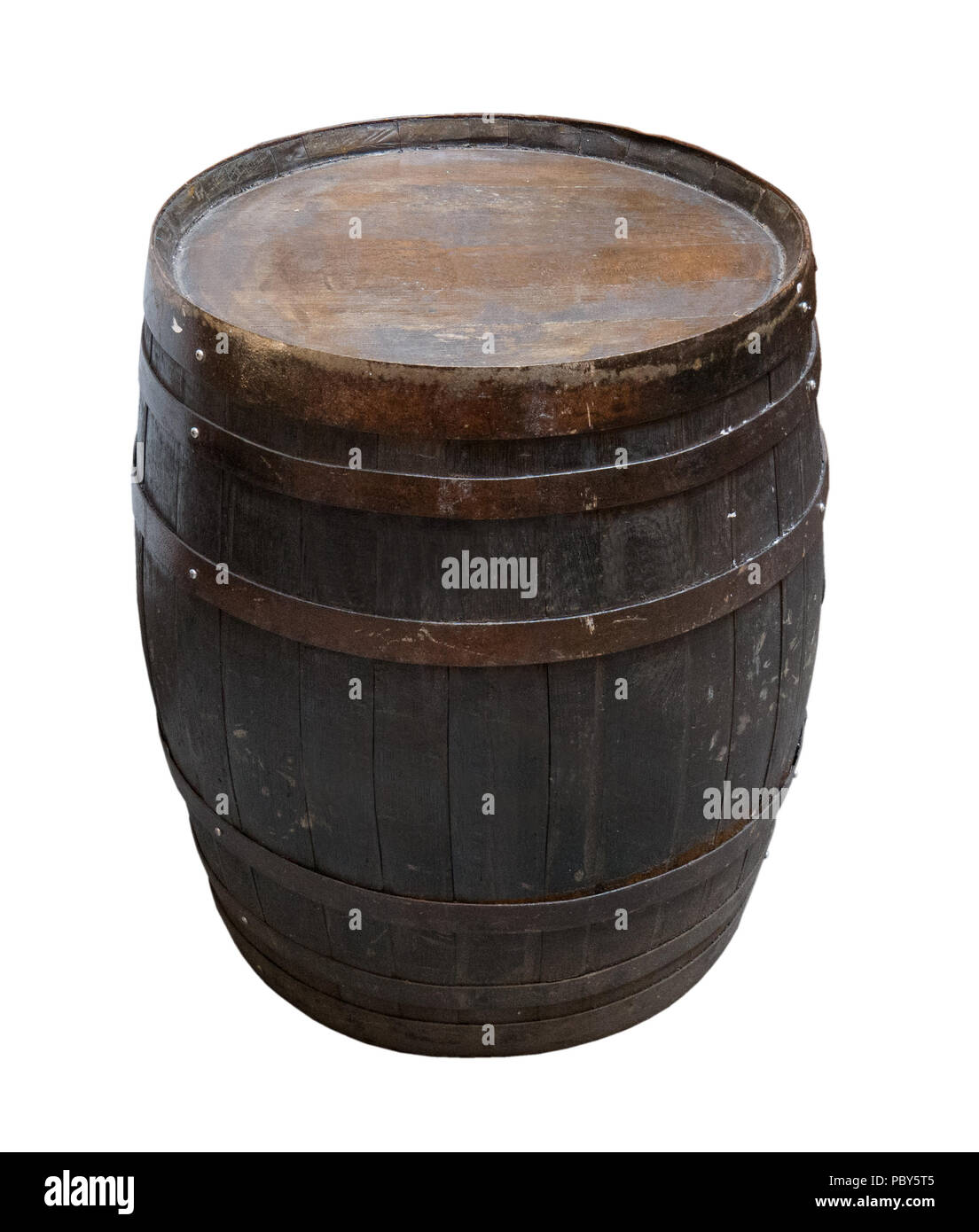 Vecchia Quercia LEGNO barile in marrone scuro con anelli metallici tagliati su sfondo bianco Foto Stock
