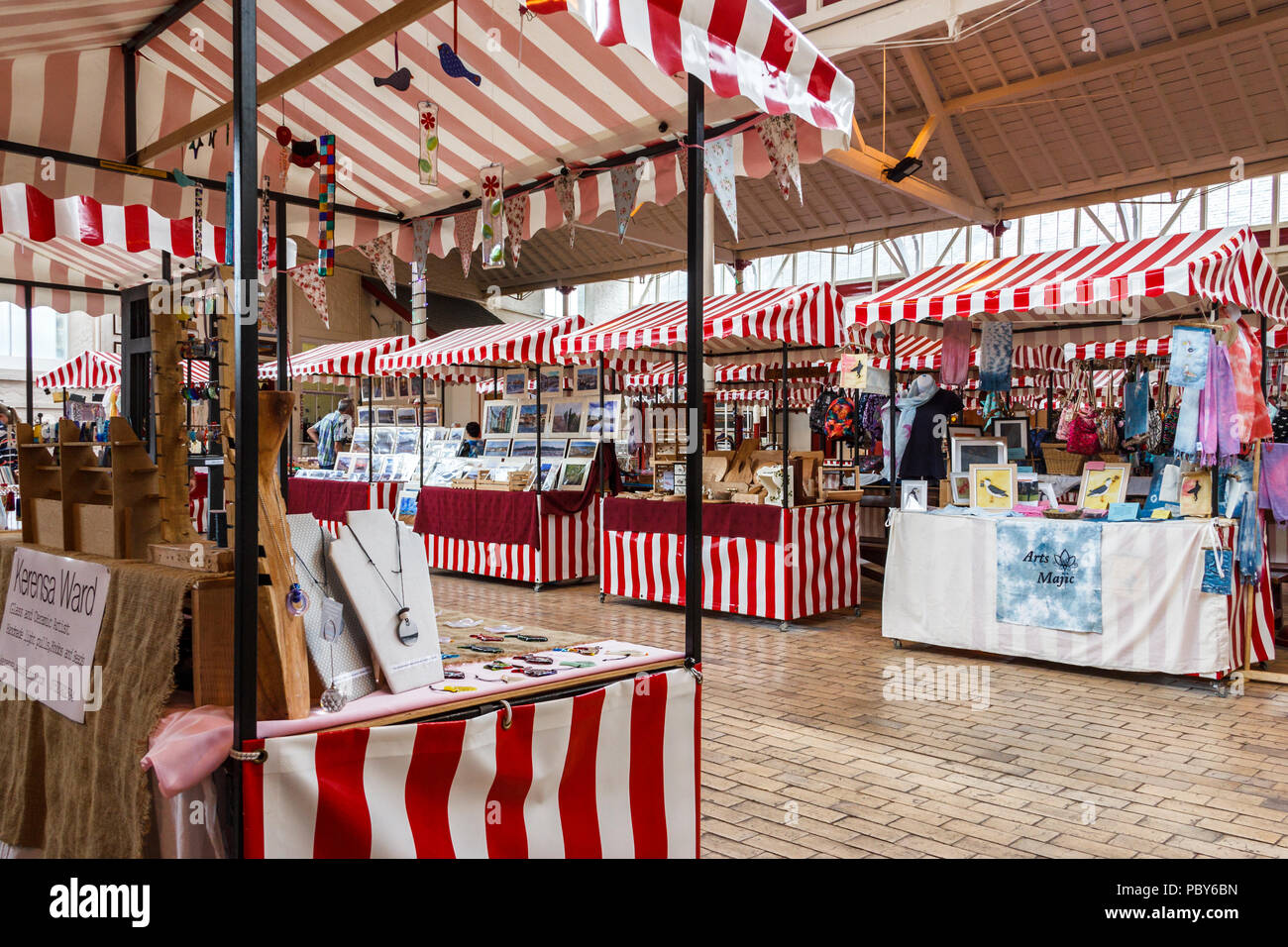 Il bauletto indoor mercato nella storica cittadina di Bideford, Devon, Regno Unito Foto Stock