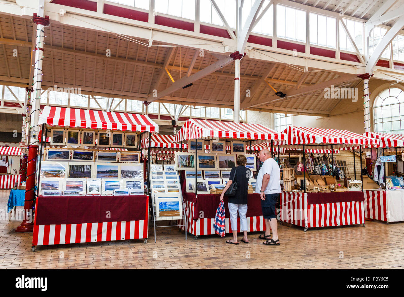 Il bauletto indoor mercato nella storica cittadina di Bideford, Devon, Regno Unito Foto Stock