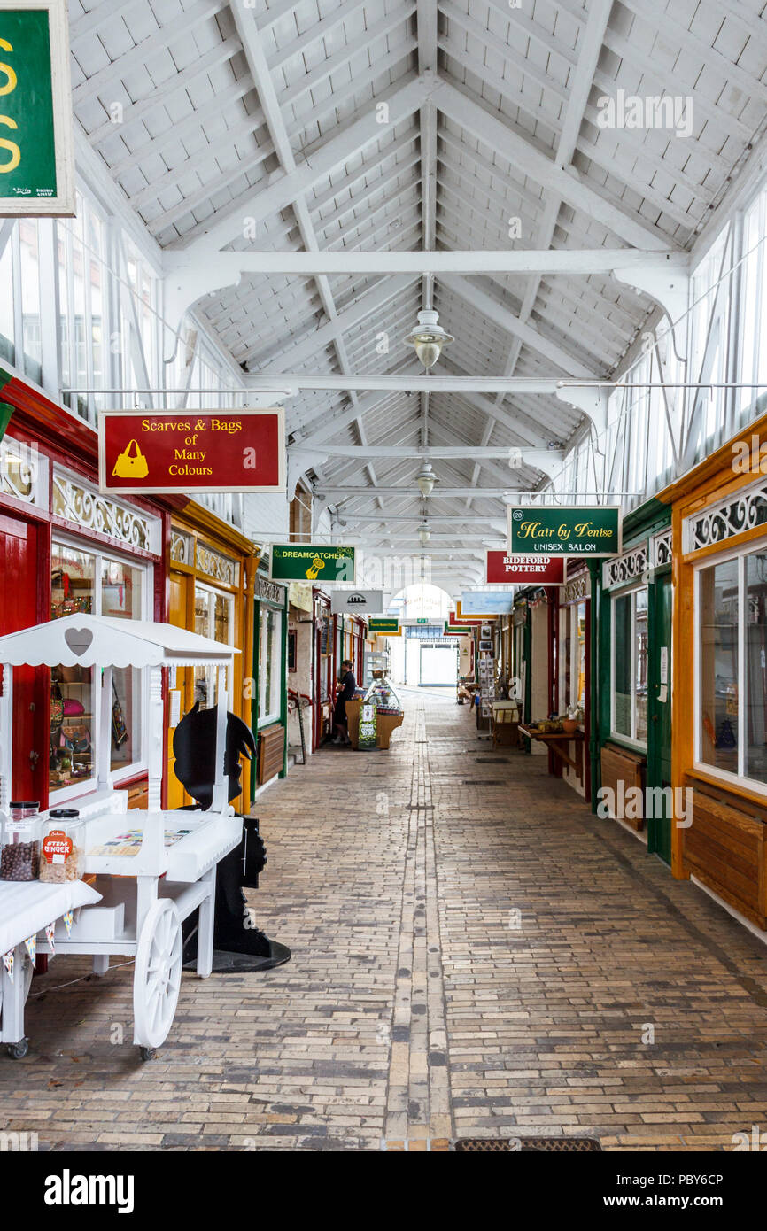 Arti e bancarelle di artigiani in macelleria riga, nella storica cittadina di Bideford, Devon, Regno Unito Foto Stock