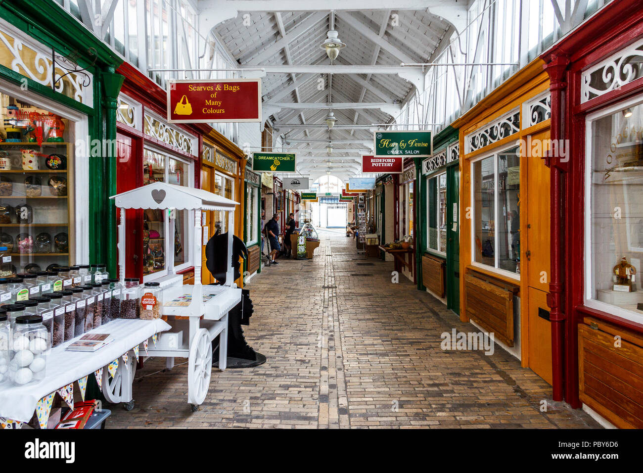 Arti e bancarelle di artigiani in macelleria riga, nella storica cittadina di Bideford, Devon, Regno Unito Foto Stock