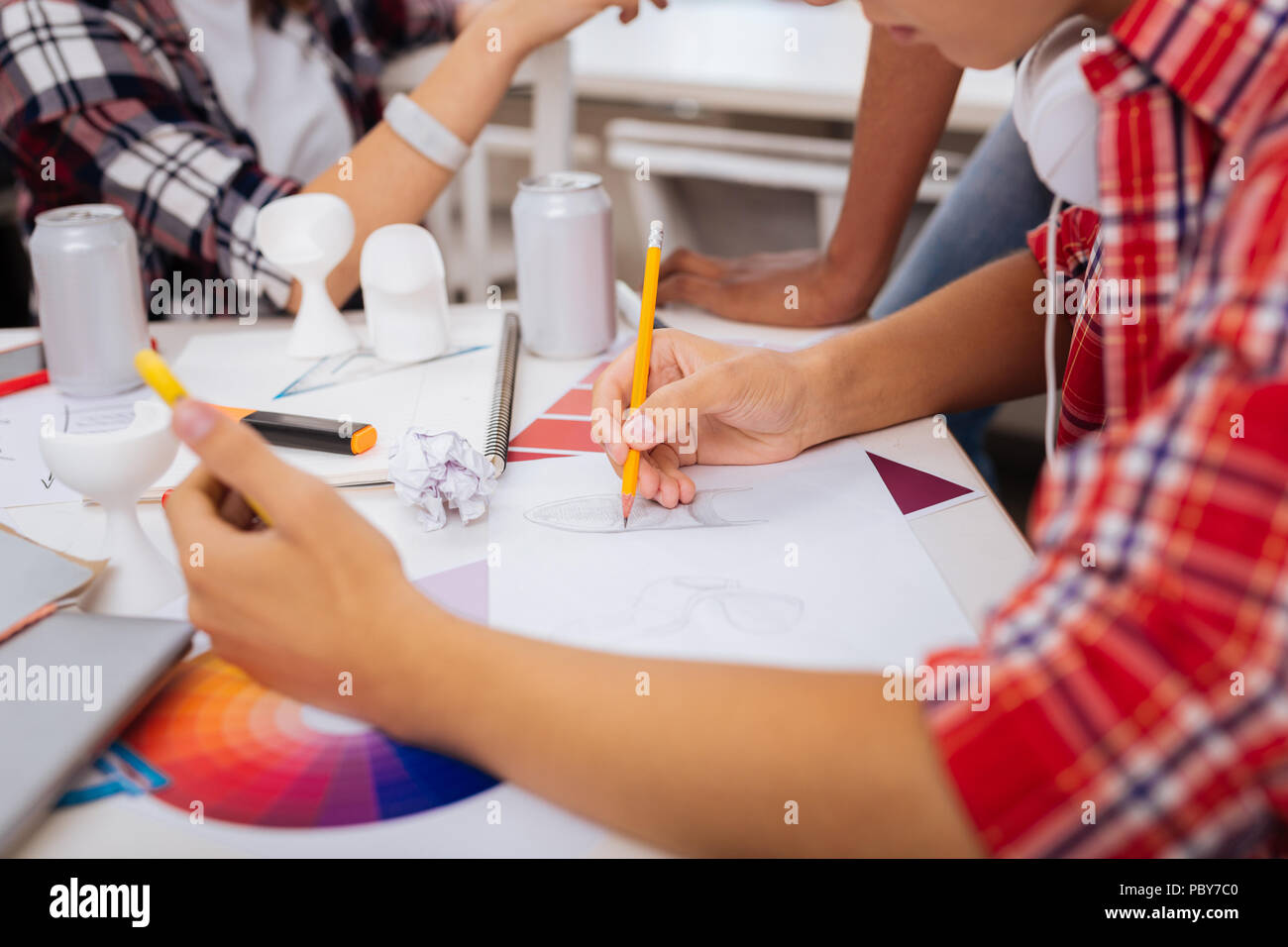 Creative interior designer che lavora sul piano per il suo nuovo ordine Foto Stock