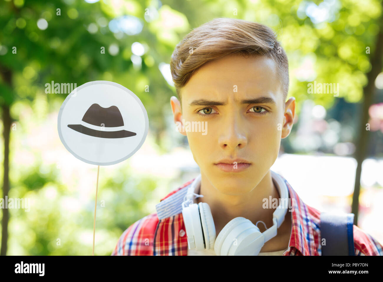 Studente con sobria mente pensando a fatti disponibili Foto Stock