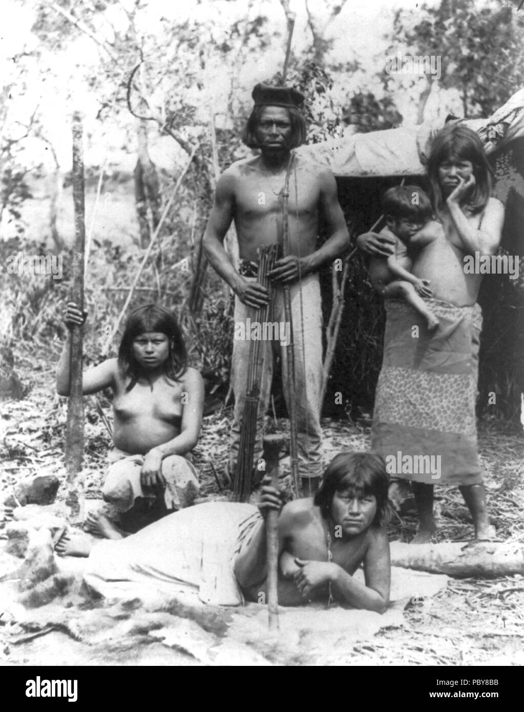 296 famiglia indiana in Brasile poste nella parte anteriore del rifugio Foto Stock