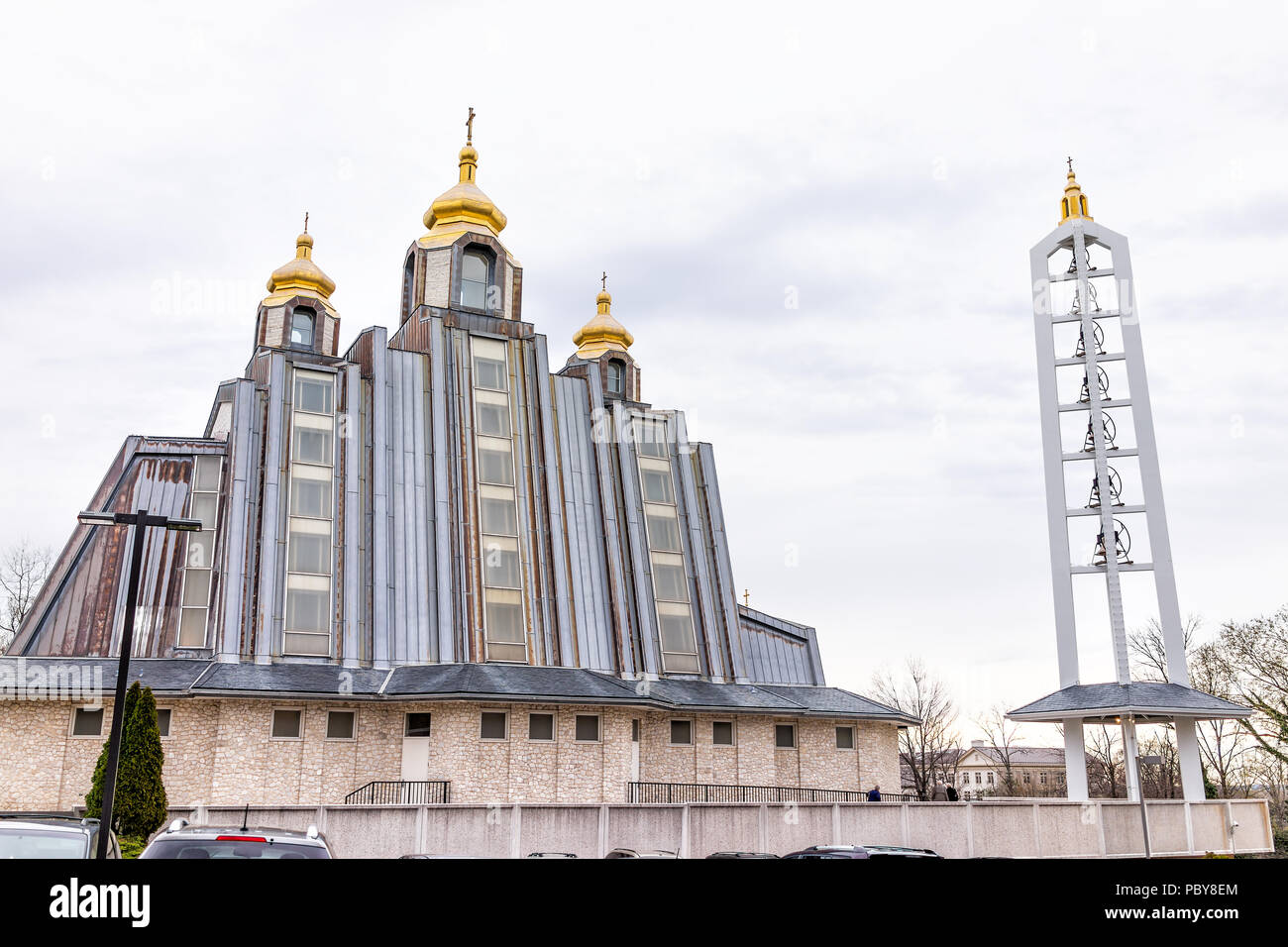 Washington DC, Stati Uniti d'America - Aprile 1, 2018: Ucraina Cattolica Santuario Nazionale della Santa Famiglia con le campane della chiesa, golden cupola dome esterno dell'edificio du Foto Stock