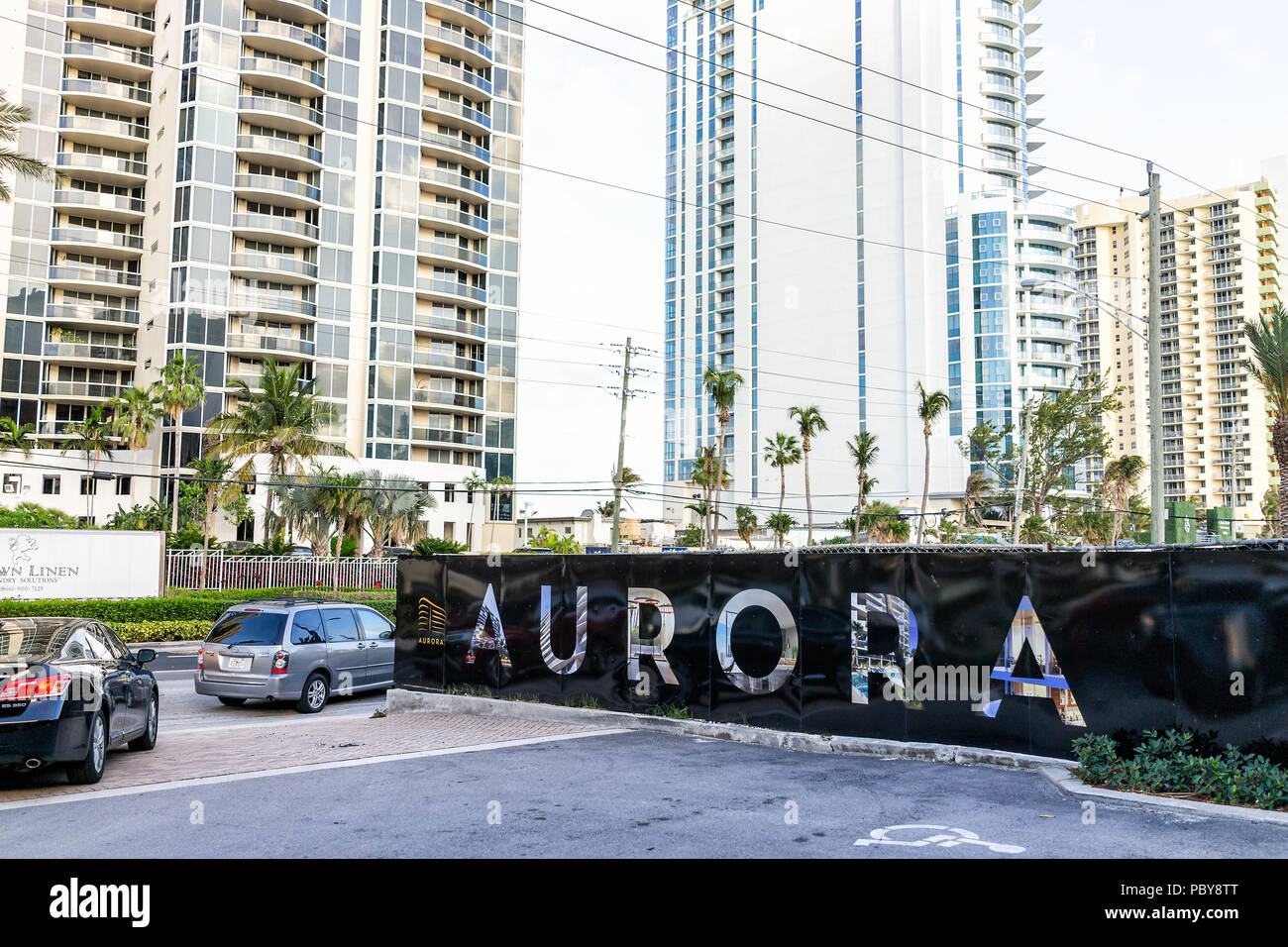 Sunny Isles Beach, Stati Uniti d'America - 4 Maggio 2018: Appartamento condo Hotel Aurora costruzione dell'edificio durante la giornata di sole a Miami in Florida con grattacieli urban bac Foto Stock