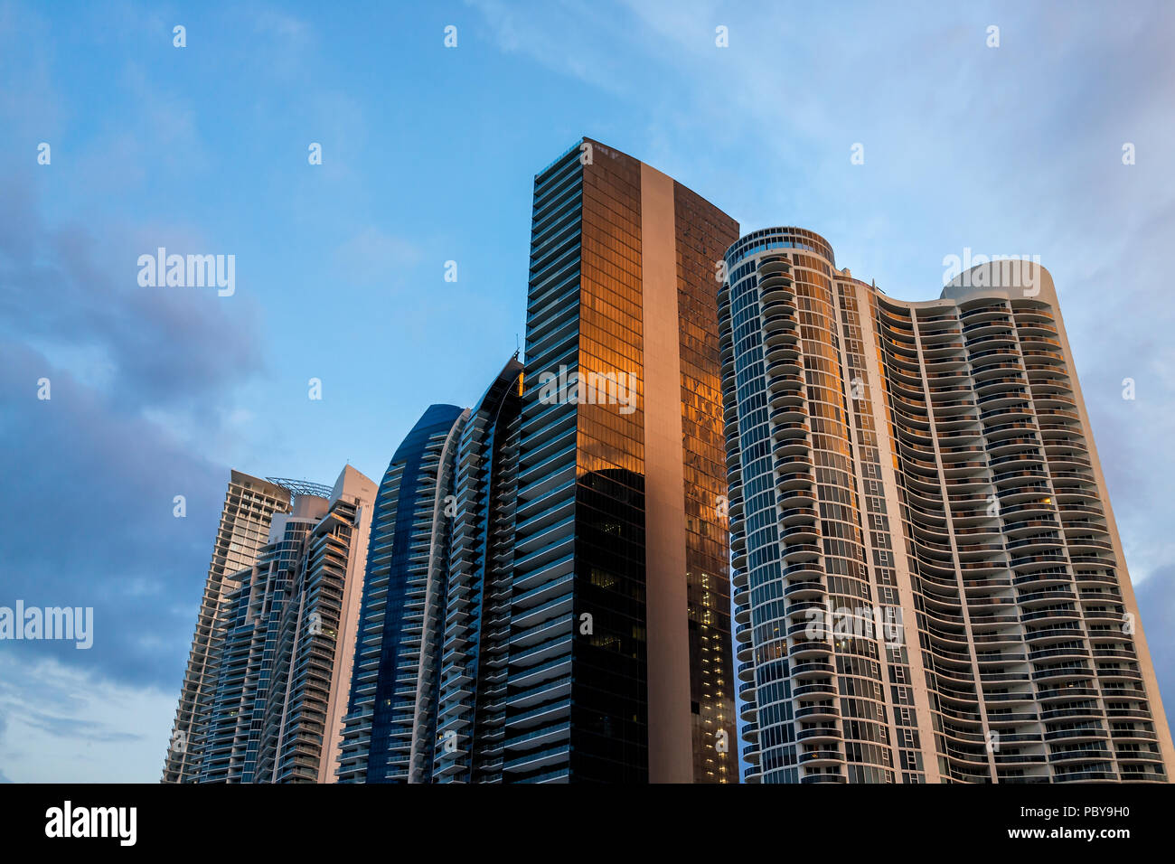 Sunny Isles Beach, Stati Uniti d'America cityscape skyline di appartamento condo hotel edifici durante la notte sera sunset blue ora a Miami in Florida con grattacieli Foto Stock