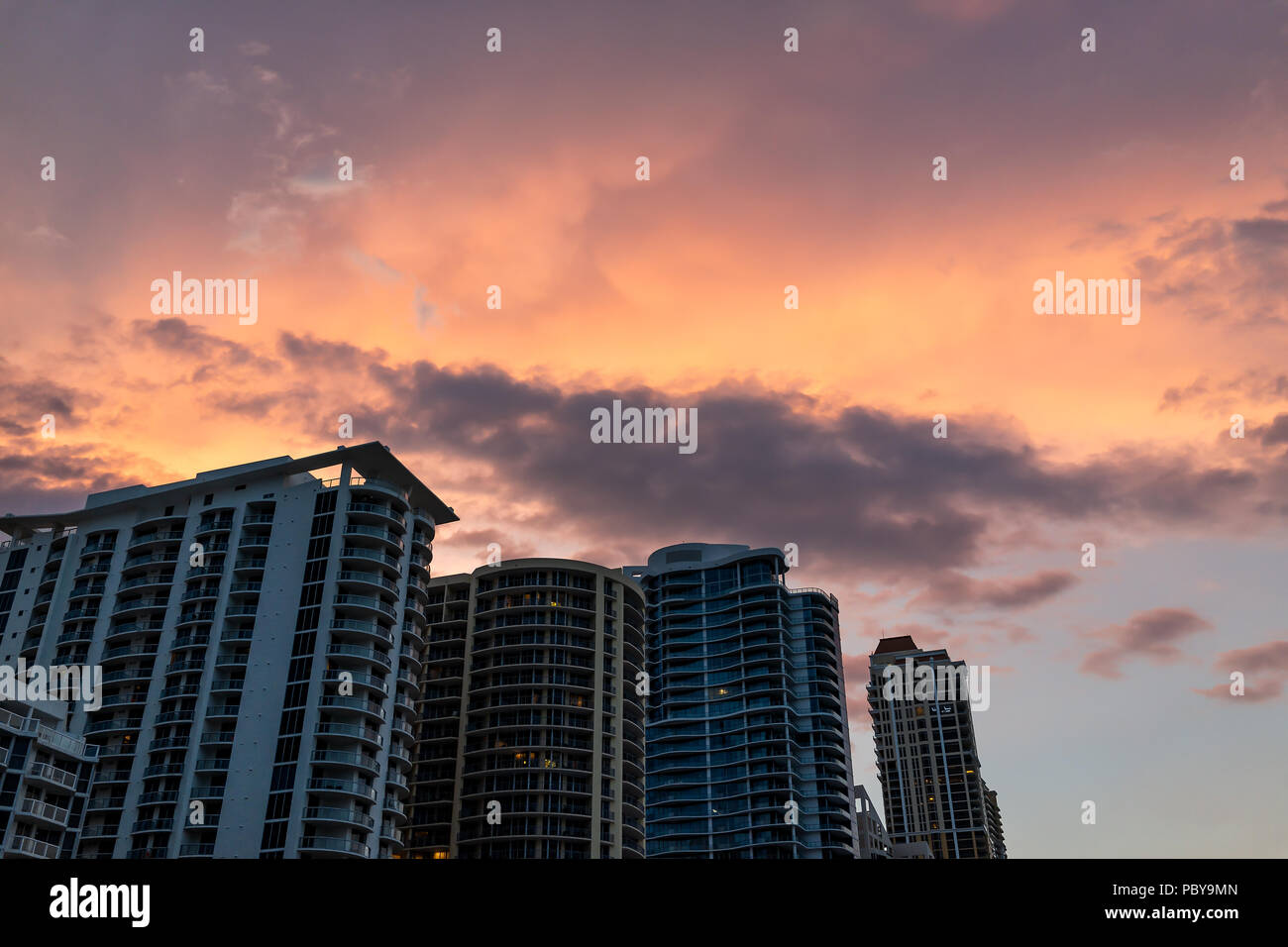 Sunny Isles Beach, Stati Uniti d'America cityscape cloudscape skyline ricerca prospettica di apartment hotel edifici durante il tramonto colorato sera a Miami, Flori Foto Stock
