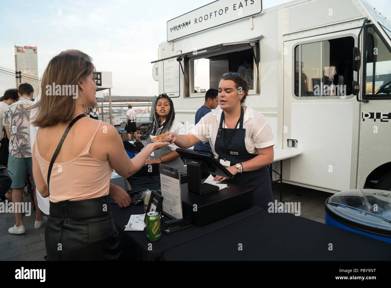 Durante i concerti, carrelli di cibo di stanza sul tetto del Pier 17 in South Street Seaport vendere a prezzi modici cibo e bevande. Foto Stock