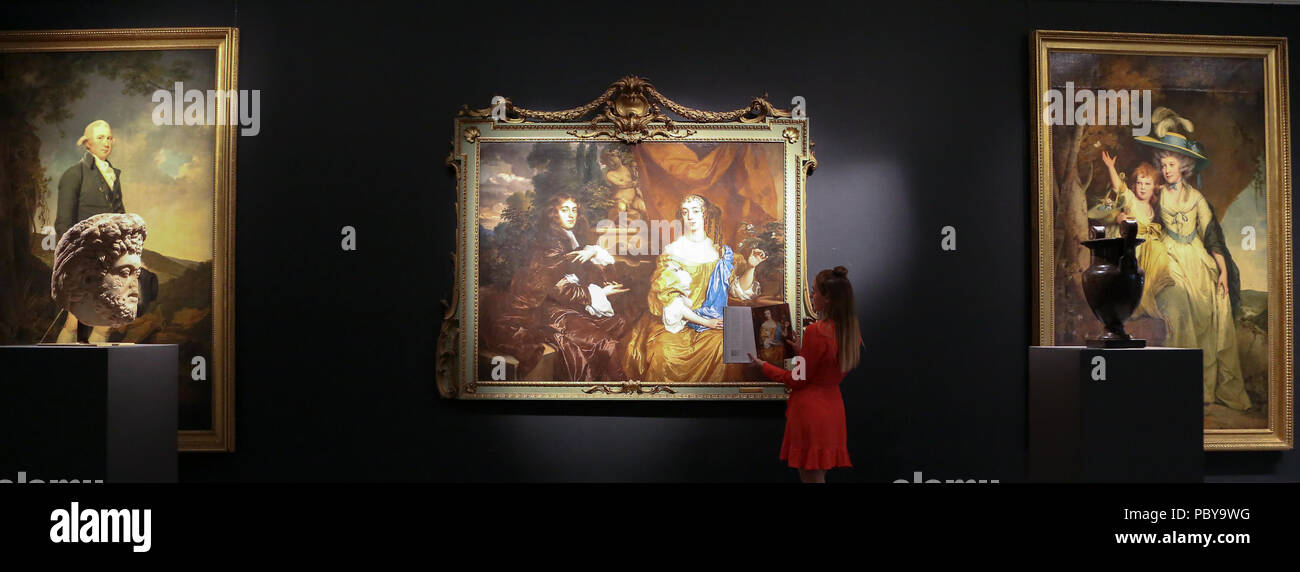 Old master & British dipinti e disegni, arti decorative, sculture e antichità che coprono oltre due millenni all'asta da Sotheby's a Londra. Dotato di: una donna guarda a Joseph Wright di Derby il ritratto di Susannah Arkwright, Sir Peter Lely il Doppio ritratto andare Henry Hyde, Visconte Cornbury, più tardi 2° Conte di Clarendon e sua moglie, Theodora Capel, Viscountess Carnbury olio su tela (Est £600, 000 - 800, 000) dove: Londra, Regno Unito quando: 29 giu 2018 Credit: Dinendra Haria/WENN Foto Stock