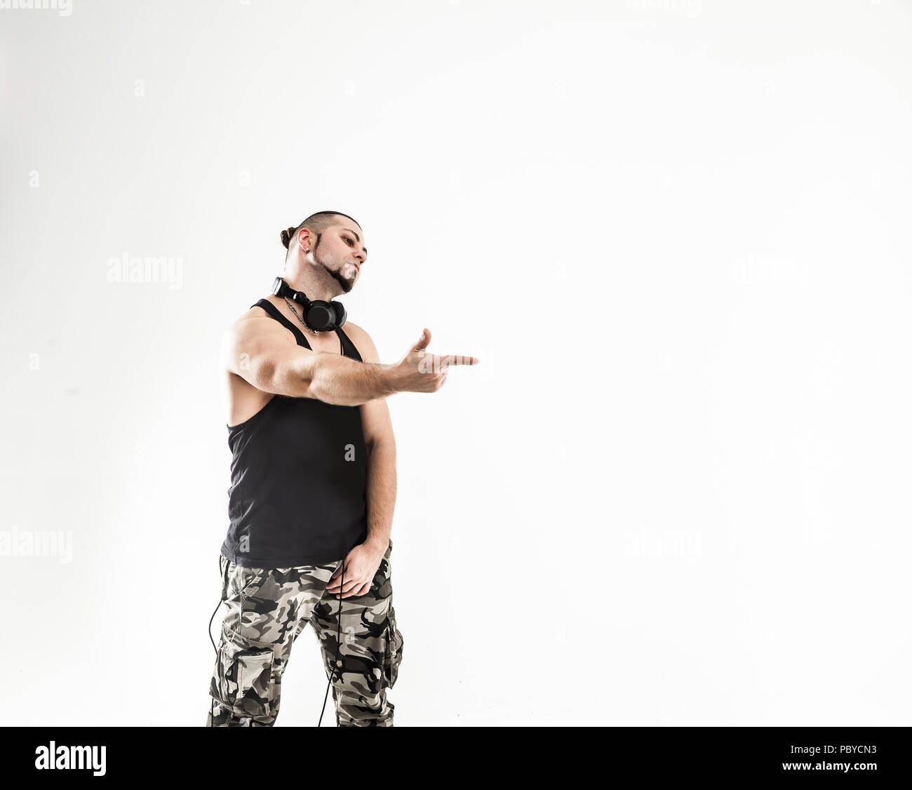 Emozionale e DJ carismatico rapper - con le cuffie su un bianco Foto Stock