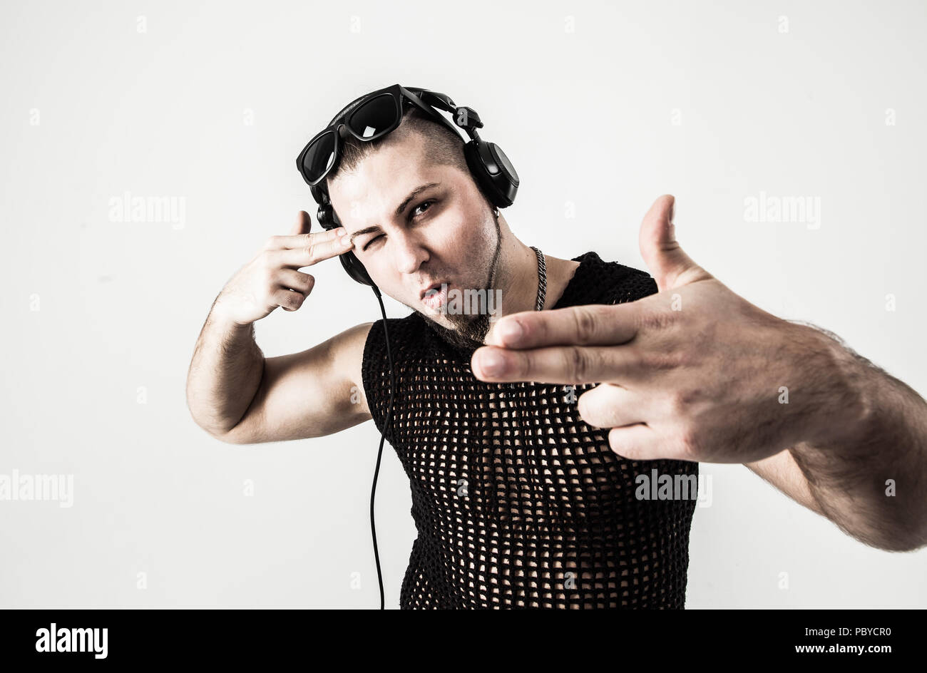Ritratto di un DJ in un elegante t-shirt con cuffie su un bianco Foto Stock