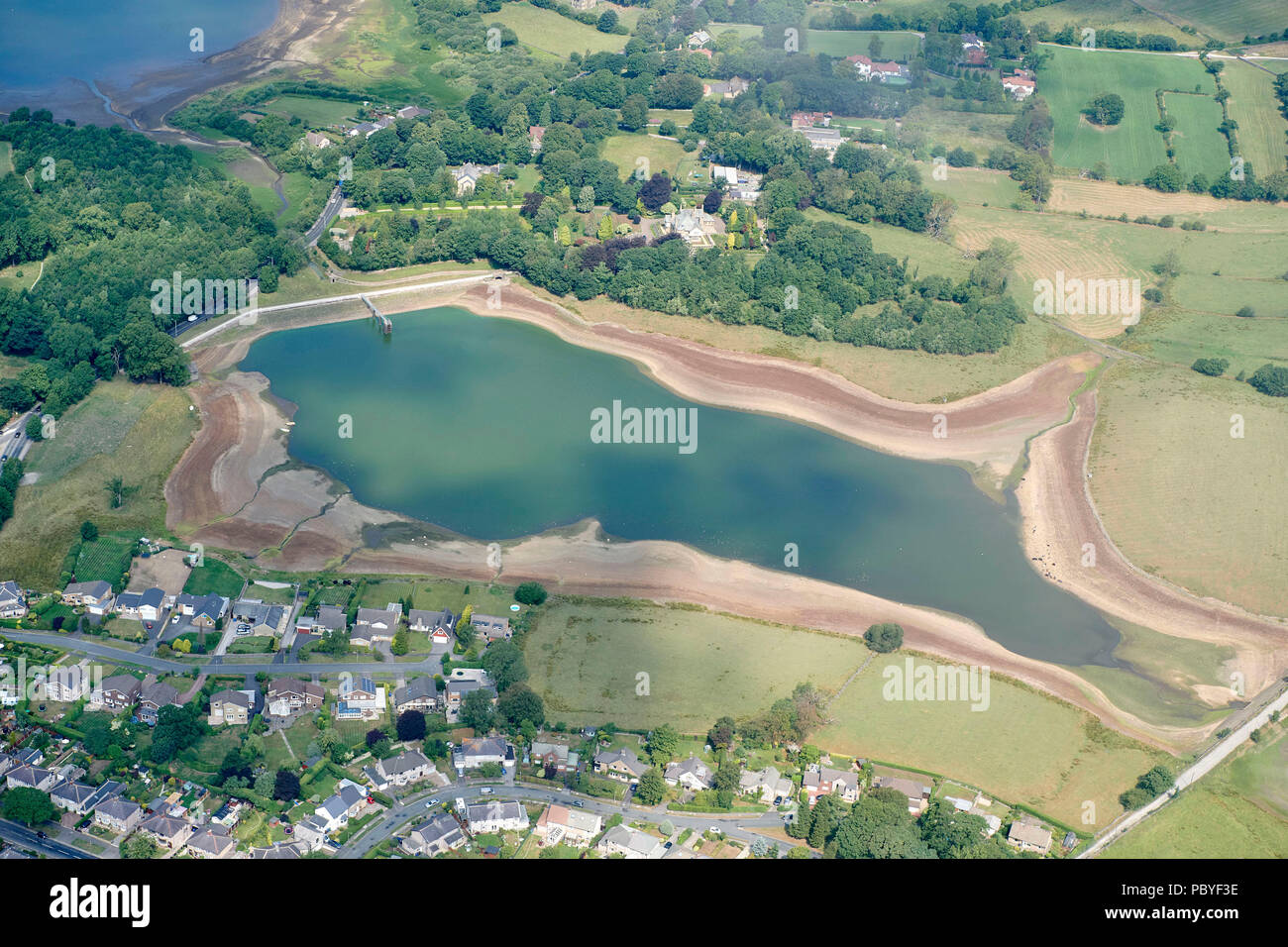 Serbatoio vicino COLNE LANCASHIRE, impoverito nella calda estate di 2018, North West England, Regno Unito Foto Stock