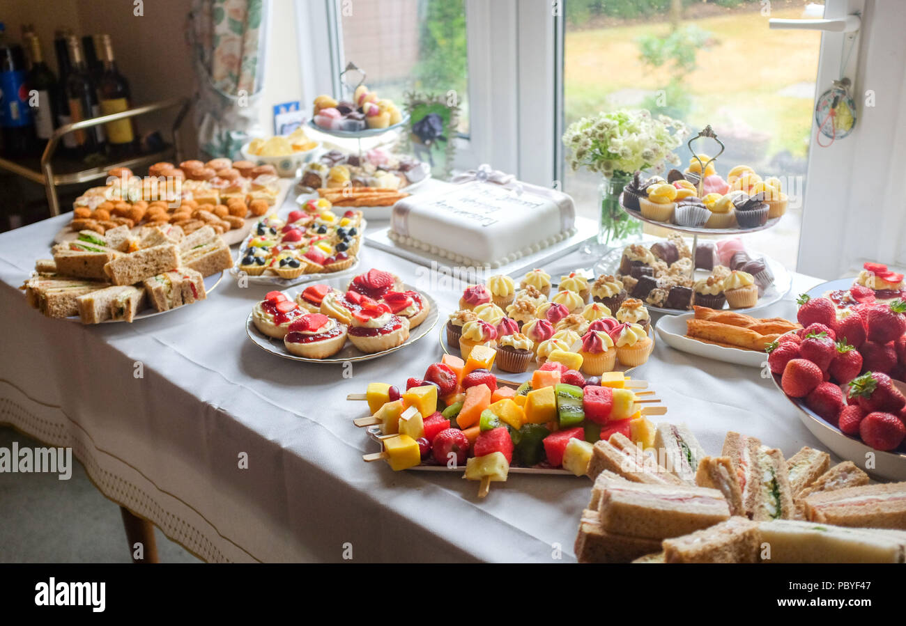 Diamond torta di nozze e partito il cibo dalla Marks & Spencer REGNO UNITO Foto Stock