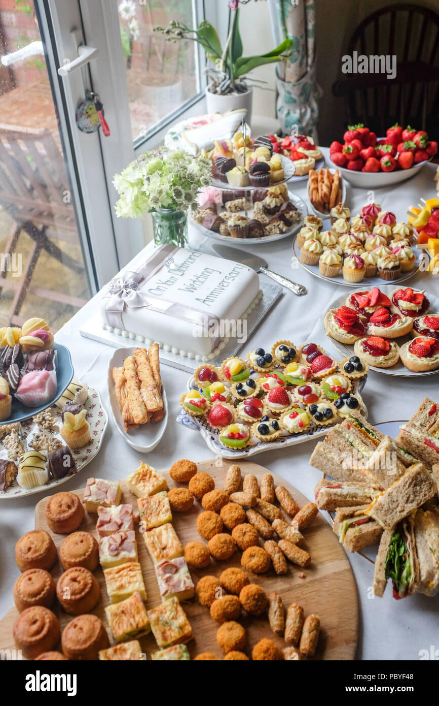 Diamond torta di nozze e partito il cibo dalla Marks & Spencer REGNO UNITO Foto Stock