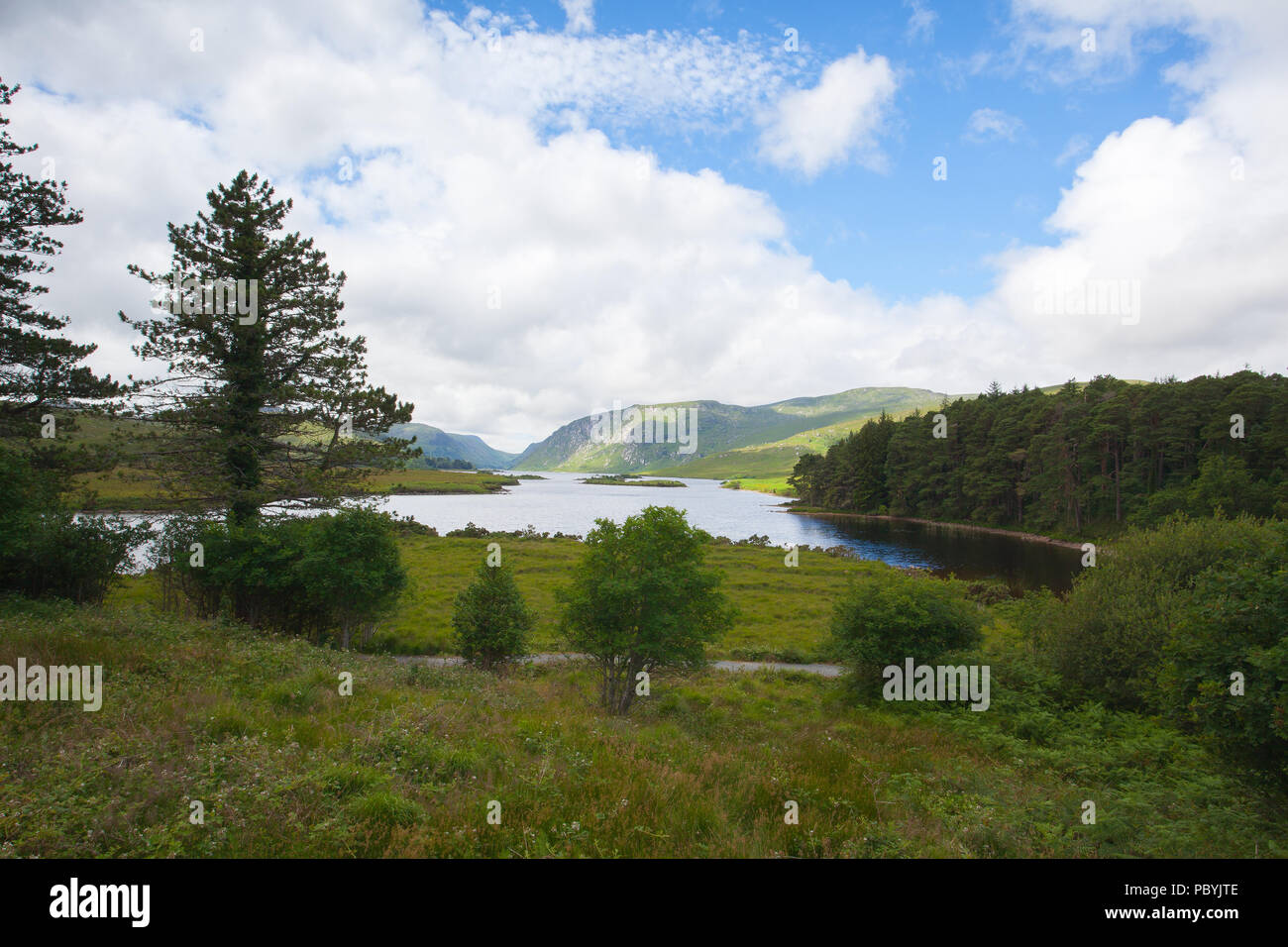 Castello e Parco nazionale di Glenveagh, Irlanda. Castello e Parco nazionale di Glenveagh è uno di Donegal tesori. Esso può essere trovato nel cuore di Donegal e copre oltre 16,00 Foto Stock