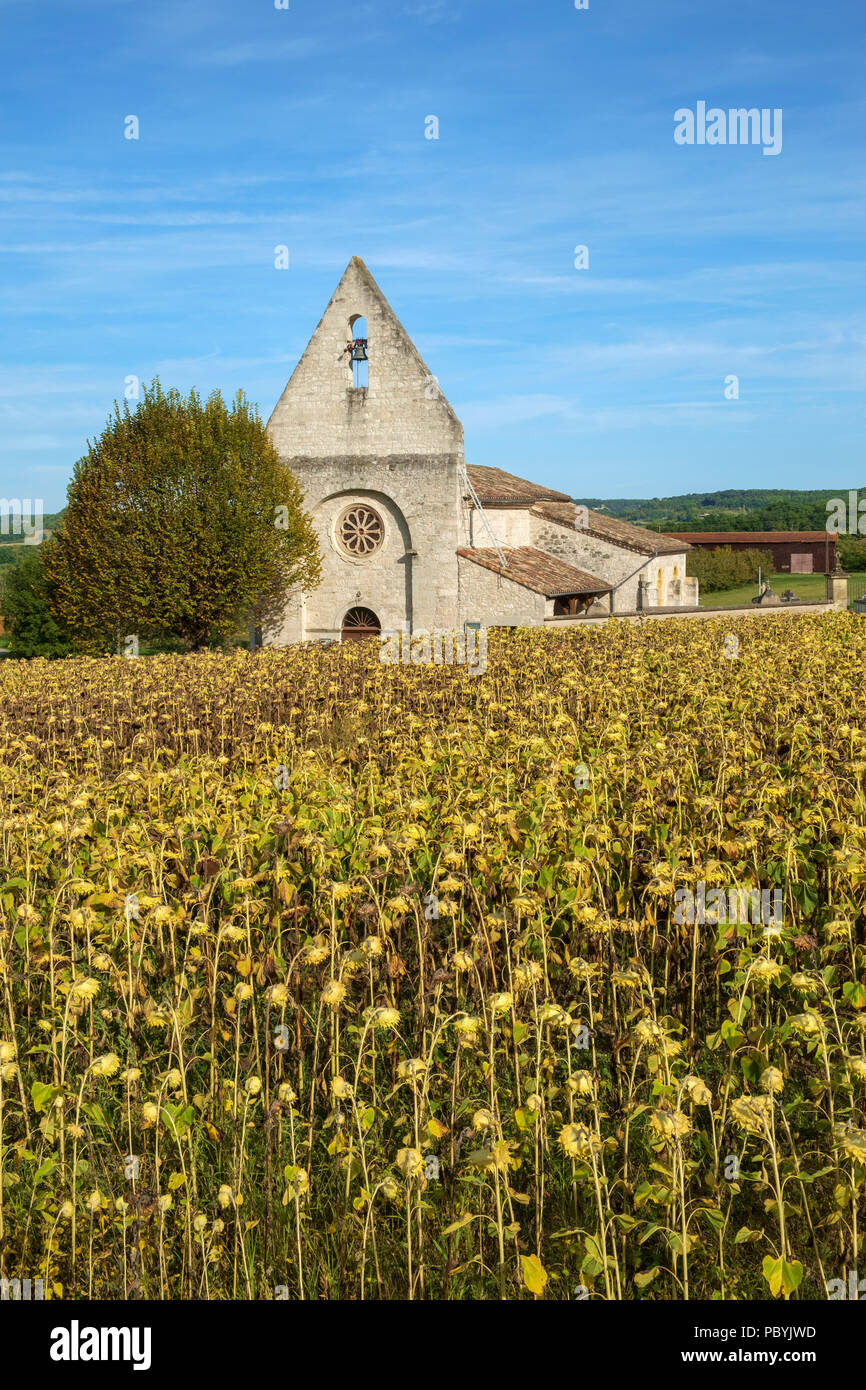 La pittoresca chiesetta nella frazione di Lieu Dit saint leger vicino a Tournon d'Agenais si vede al di là di un campo di girasoli di maturazione nelle zone rurali a Lot et Garonne campagna, Francia Foto Stock