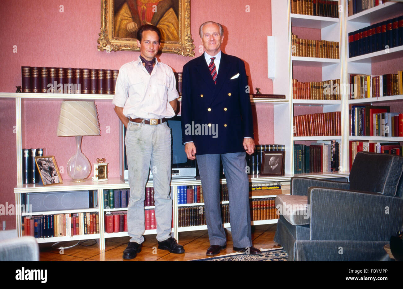 Karl Emanuel, 14. Herzog Von Croy mit Sohn Rudolph in Haus Merfeld di Dülmen, Deutschland 1985. Karl Emanuel, xiv duca di Croy con suo figlio Rudolph a Merfeld mansion in Duelmen, Germania 1985. Foto Stock