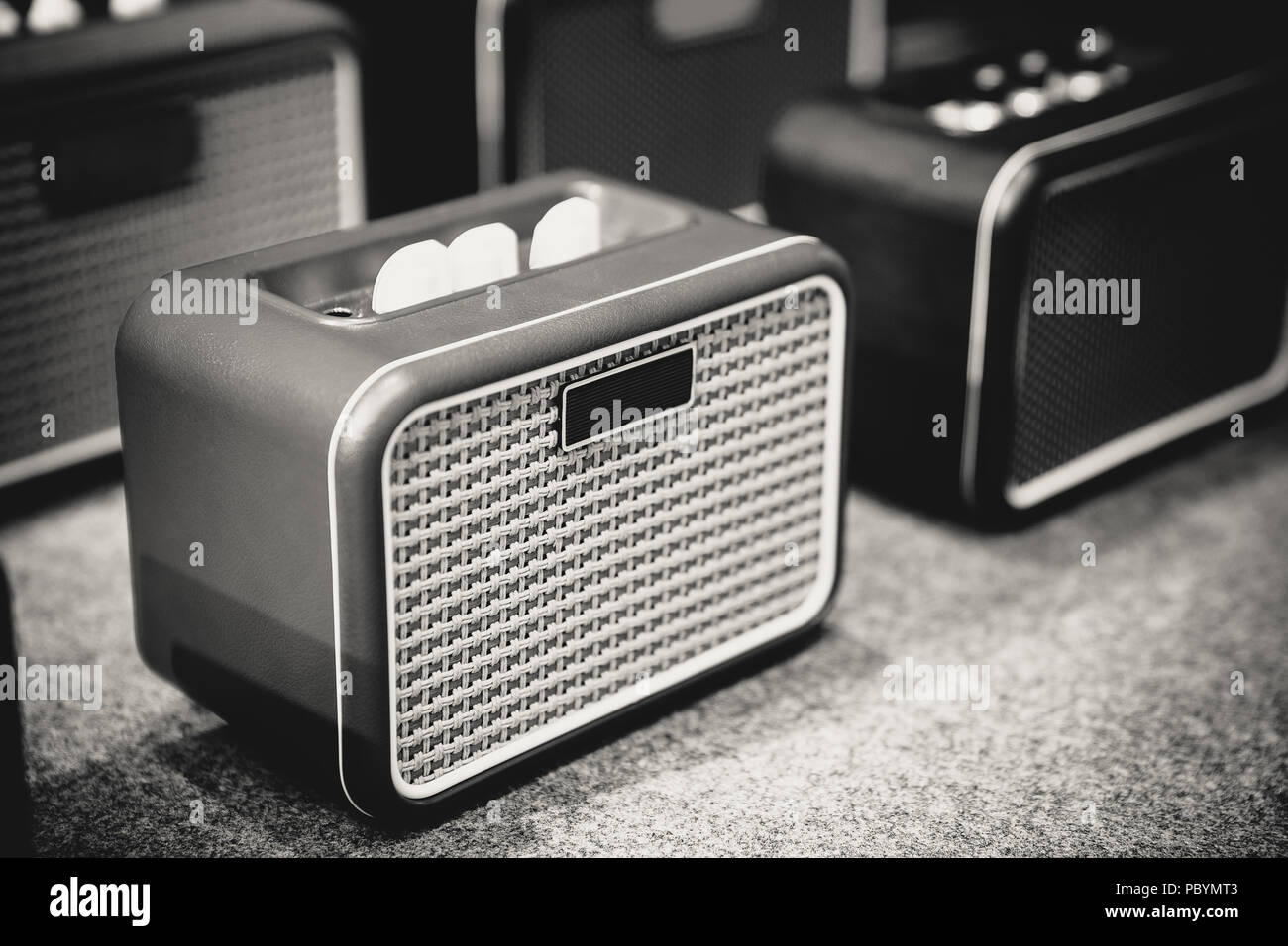 Mini altoparlante per musica e sistema audio in bianco e nero. Foto Stock