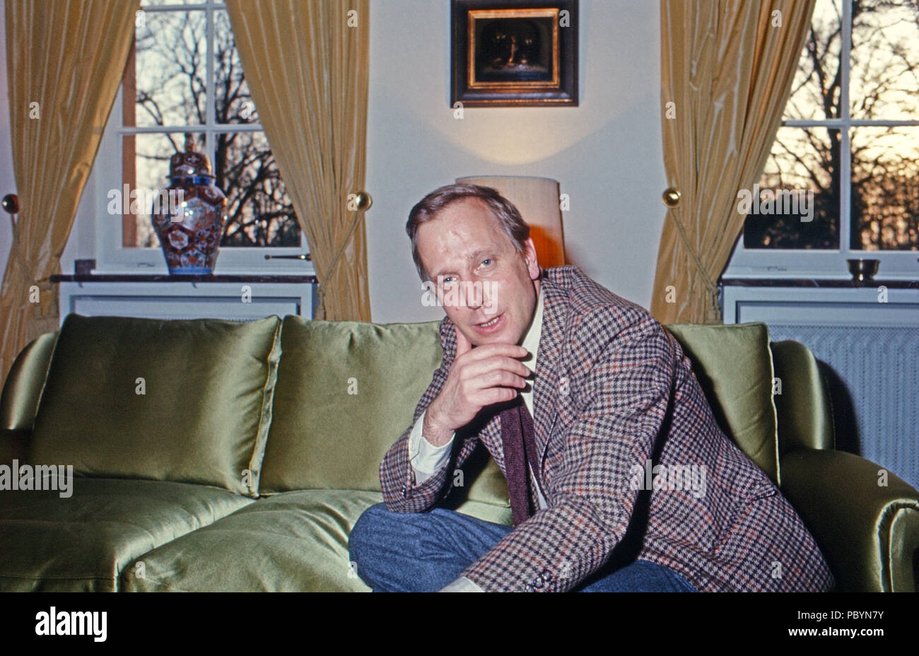 Jörg Freiherr von Holzschuher Harrlach auf Schloss Gymnich in Erftstadt, Deutschland 1977. Joerg Barone von Holzschuher Harrlach a Gymnich castello in Erftstadt, Germania 1977. Foto Stock