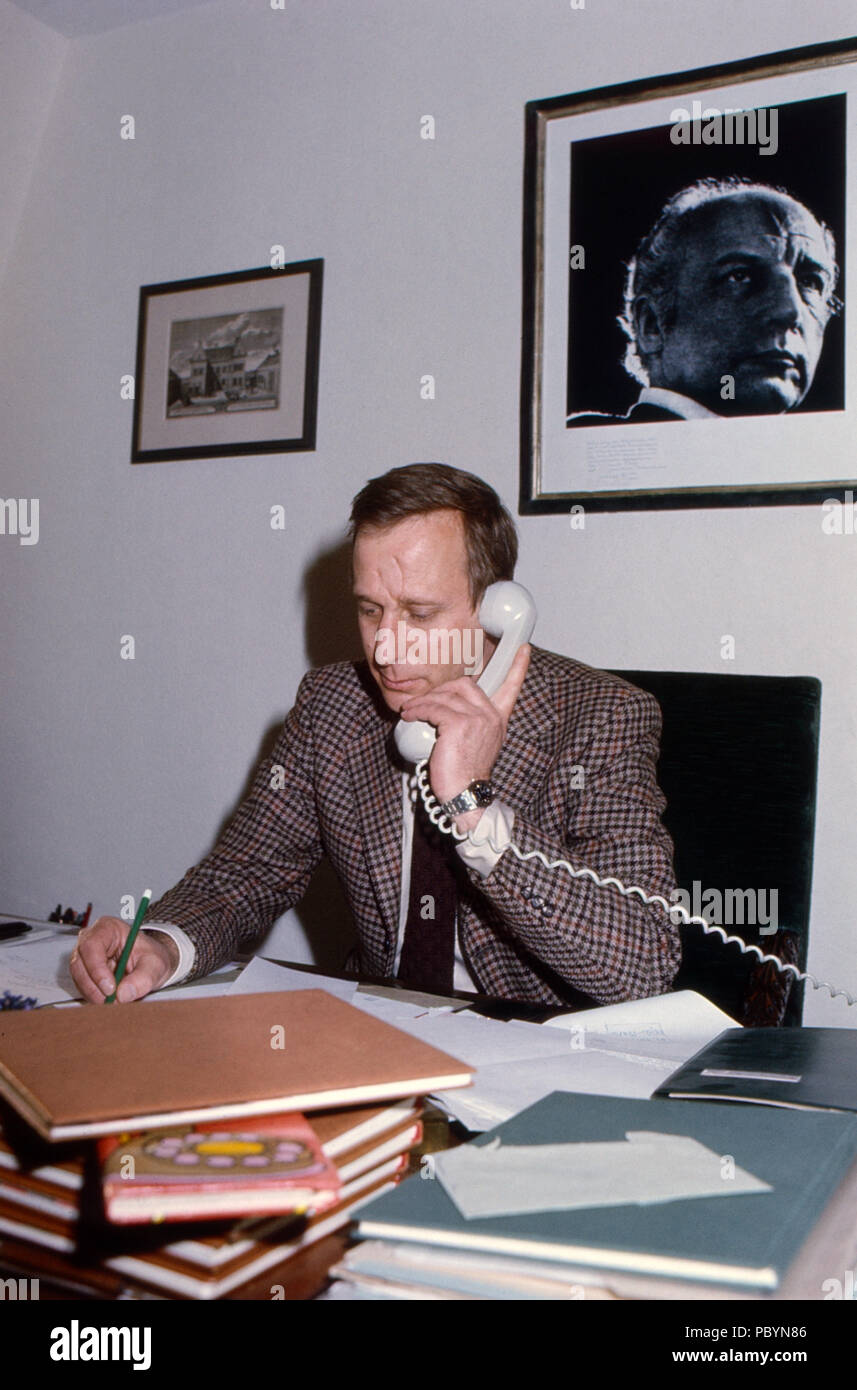 Jörg Freiherr von Holzschuher Harrlach auf Schloss Gymnich in Erftstadt, Deutschland 1977. Joerg Barone von Holzschuher Harrlach a Gymnich castello in Erftstadt, Germania 1977. Foto Stock