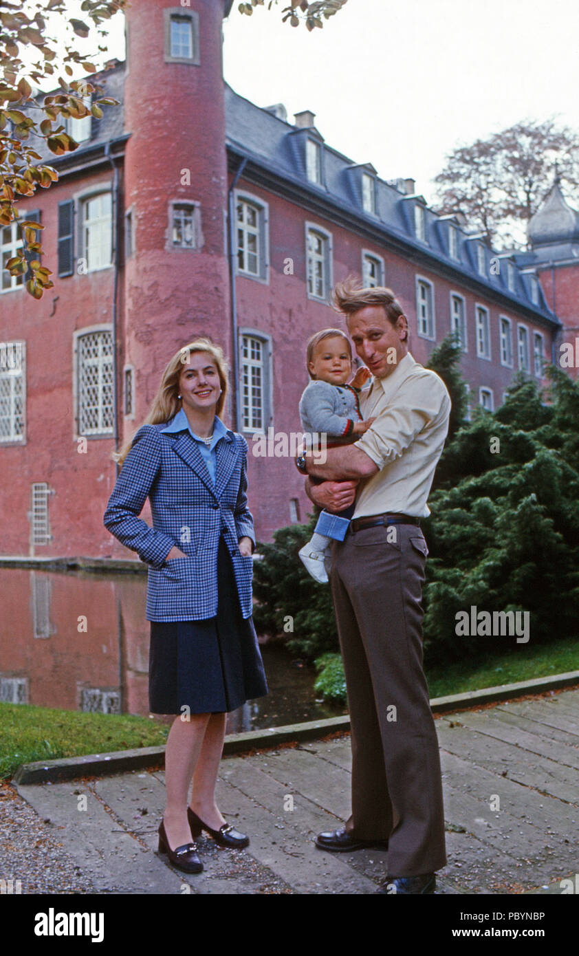 Jörg Freiherr von Holzschuher Harrlach mit Ehefrau Eliane und Sohn Wolf auf Schloss Gymnich in Erftstadt, Deutschland 1976. Joerg Barone von Holzschuher Harrlach con sua moglie Eliane e figlio Wolf a Gymnich castello in Erftstadt, Germania 1976. Foto Stock