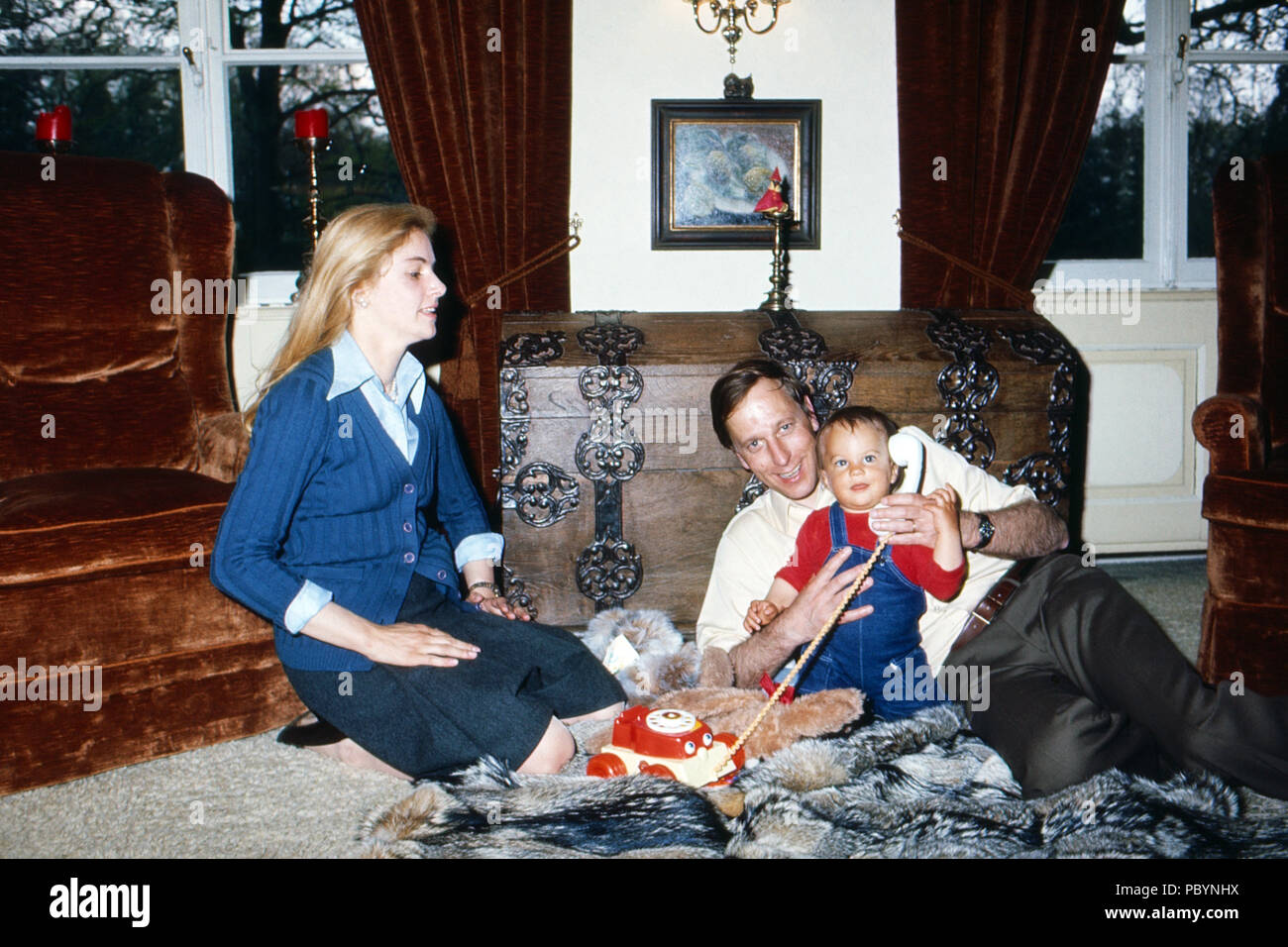 Jörg Freiherr von Holzschuher Harrlach mit Ehefrau Eliane und Sohn Wolf auf Schloss Gymnich in Erftstadt, Deutschland 1976. Joerg Barone von Holzschuher Harrlach con sua moglie Eliane e figlio Wolf a Gymnich castello in Erftstadt, Germania 1976. Foto Stock