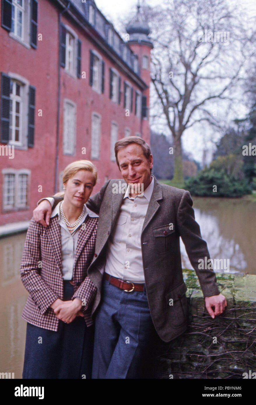 Jörg Freiherr von Holzschuher Harrlach mit Ehefrau Eliane auf Schloss Gymnich in Erftstadt, Deutschland 1976. Joerg Barone von Holzschuher Harrlach con sua moglie Eliane a Gymnich castello in Erftstadt, Germania 1976. Foto Stock