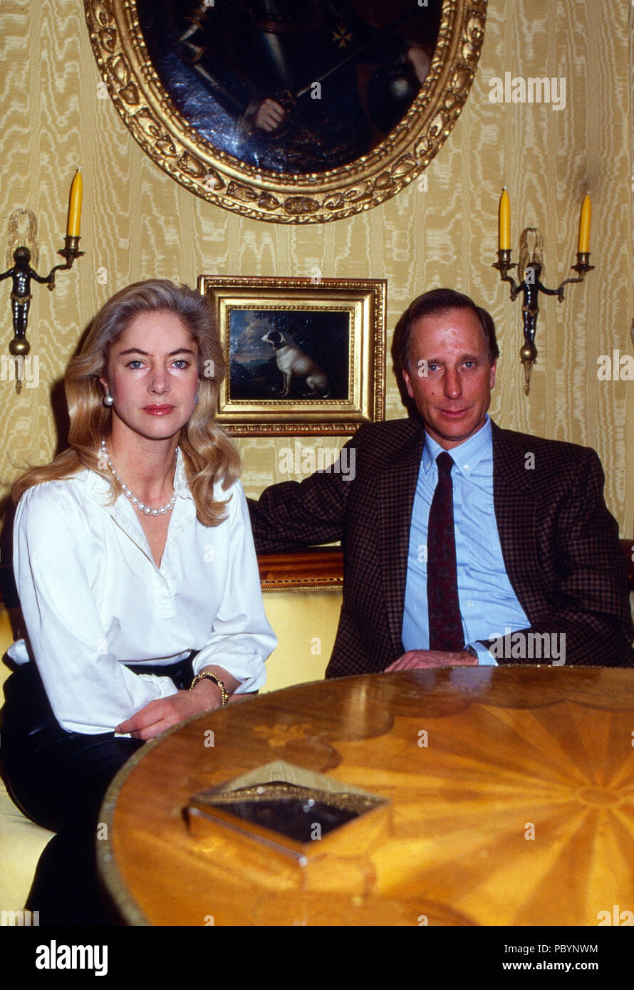 Jörg Freiherr von Holzschuher Harrlach mit Ehefrau Eliane auf Schloss Gymnich in Erftstadt, Deutschland 1984. Joerg Barone von Holzschuher Harrlach con sua moglie Eliane a Gymnich castello in Erftstadt, Germania 1984. Foto Stock