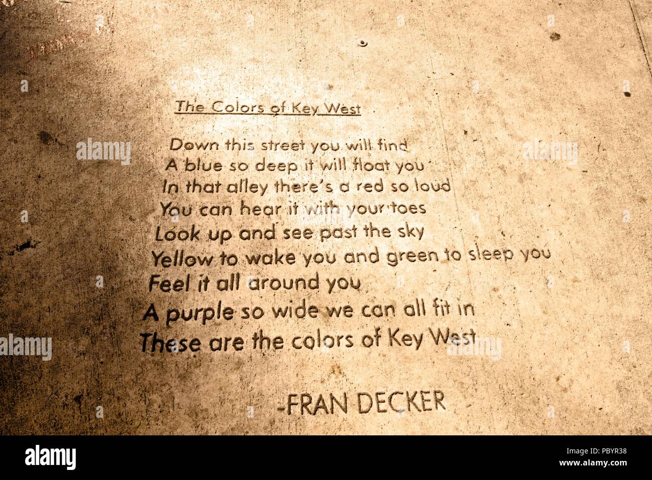 Una immagine di una poesia scritta da Fran Decker incisi in un marciapiede di Key West, Florida come parte di un ramo in luoghi pubblici di poesia progetto. Foto Stock
