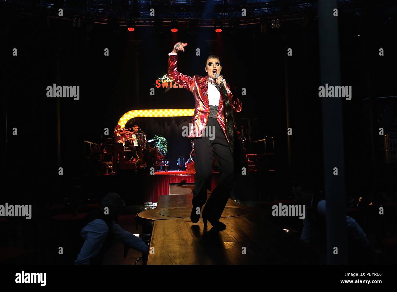 Cinque SWIZZLE ACROBATICA RAGAZZI AL CLUB SWIZZLE ,ROUNDHOUSE ,Chalk Farm Road ,Camden town , Londra lunedì 30 luglio 2018 Foto Stock