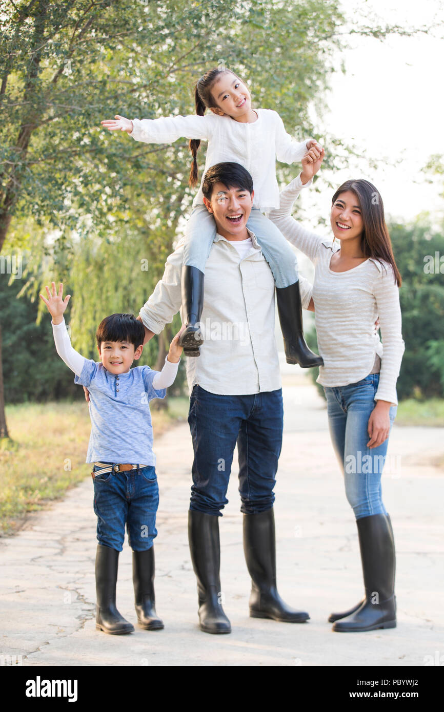 Ritratto di Allegro giovane famiglia cinese Foto Stock