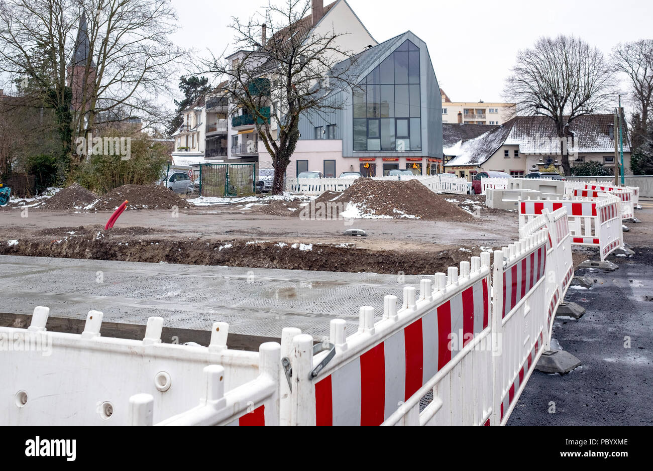 Strasburgo, tram preliminare sito in costruzione, linea e estensione, sicurezza barriere in plastica, case, Alsazia, Francia, Europa Foto Stock