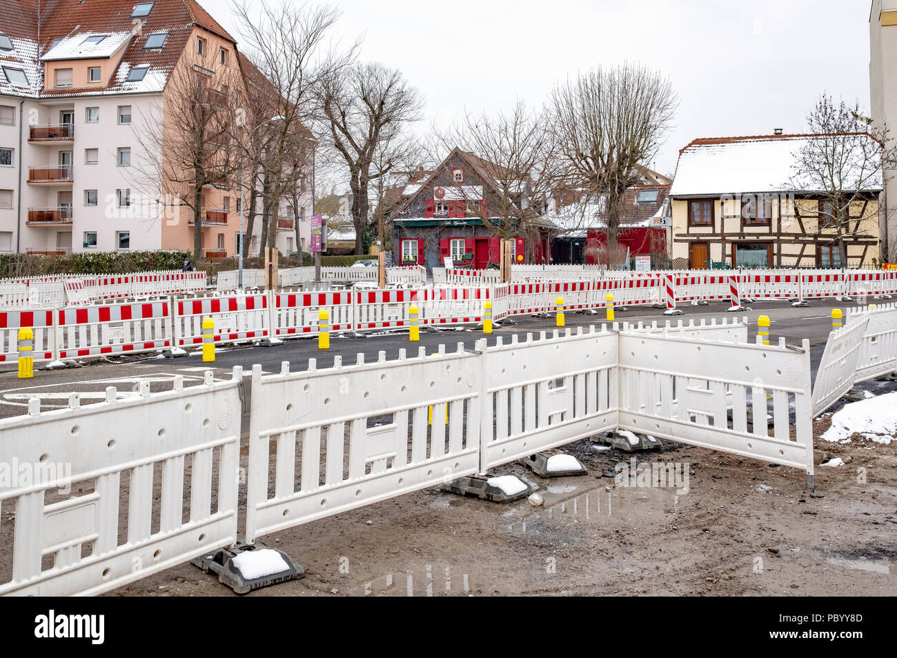 Strasburgo, tram preliminare sito in costruzione, linea e estensione, sicurezza barriere in plastica, case, Alsazia, Francia, Europa Foto Stock