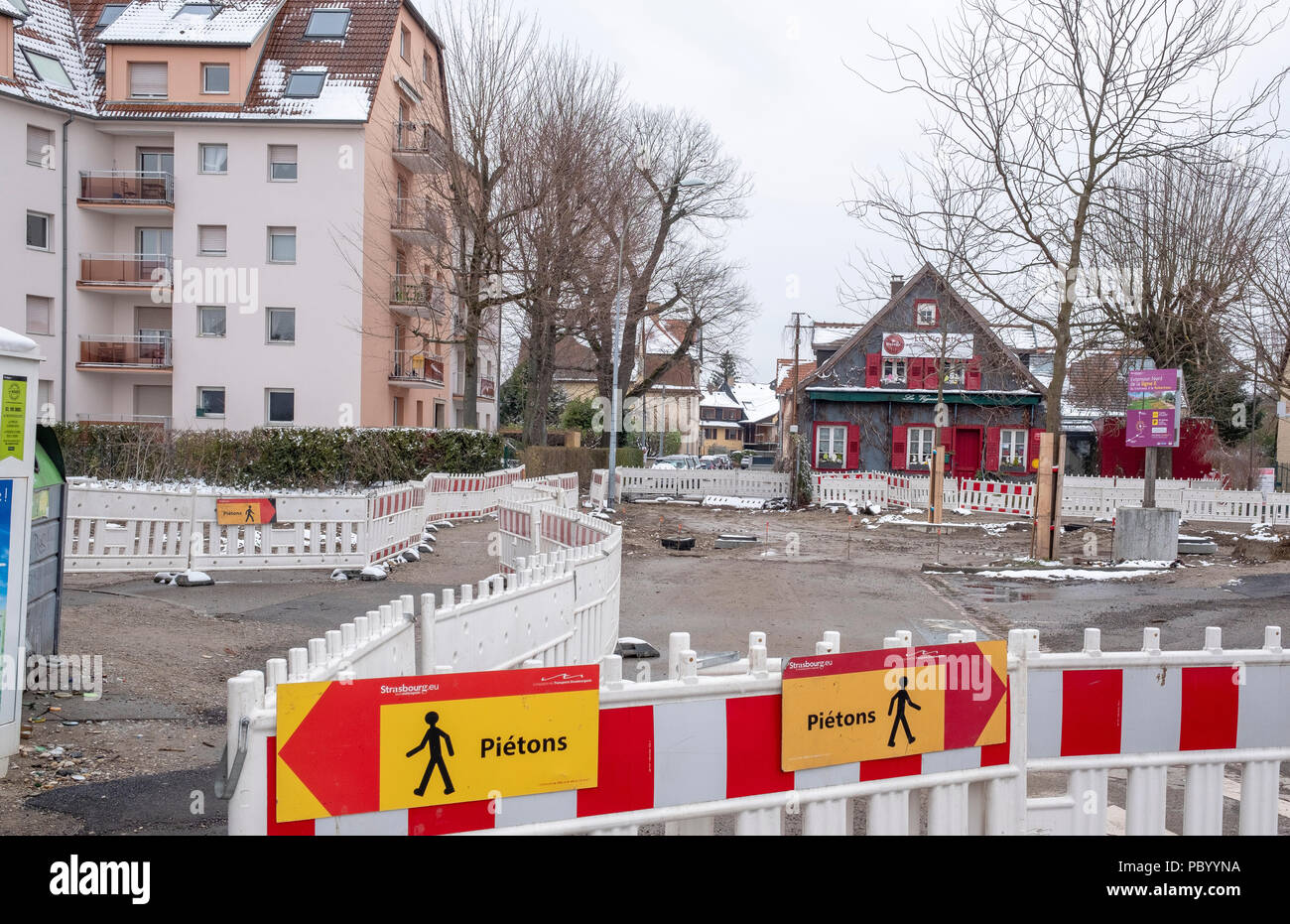 Strasburgo, tram preliminare sito in costruzione, linea e estensione, sicurezza barriere in plastica, case, Alsazia, Francia, Europa Foto Stock