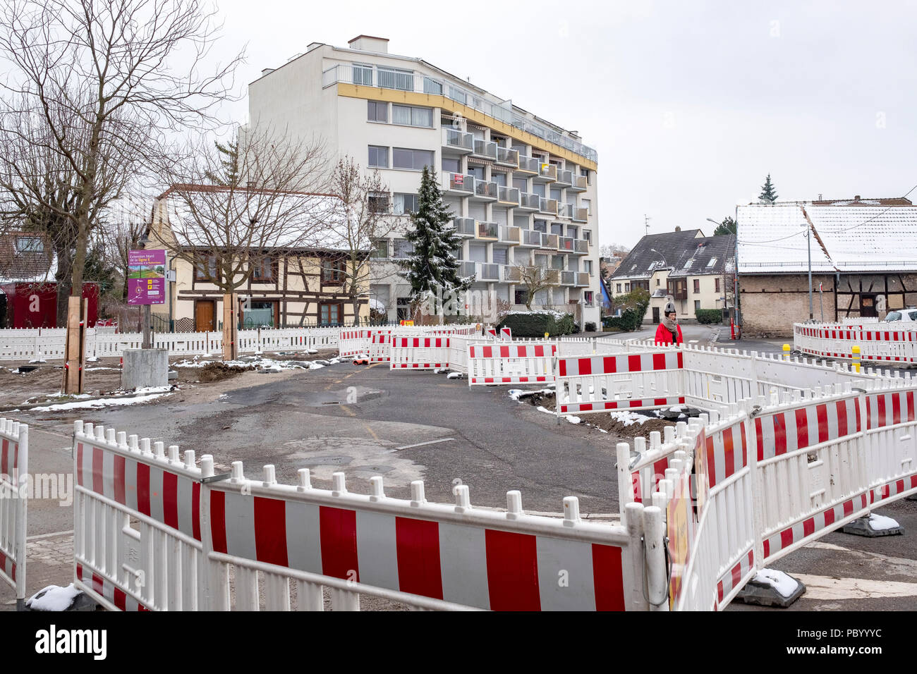 Strasburgo, tram preliminare sito in costruzione, linea e estensione, sicurezza barriere in plastica, case, Alsazia, Francia, Europa Foto Stock