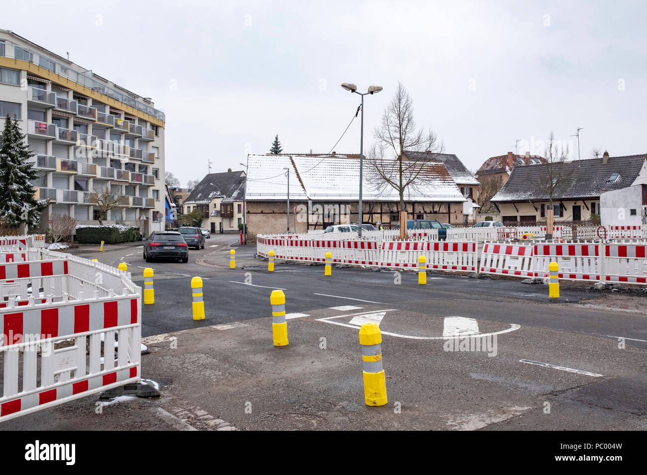 Strasburgo, tram preliminare sito in costruzione, linea e estensione, sicurezza barriere in plastica, paracarri, street, automobili, case, Alsazia, Francia, Europa Foto Stock