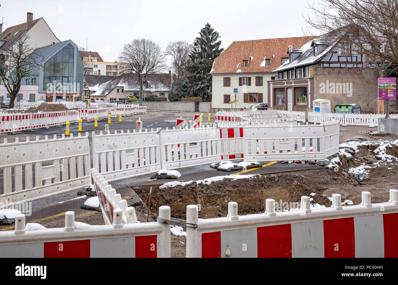 Strasburgo, tram preliminare sito in costruzione, linea e estensione, sicurezza barriere in plastica, street, case, Alsazia, Francia, Europa Foto Stock