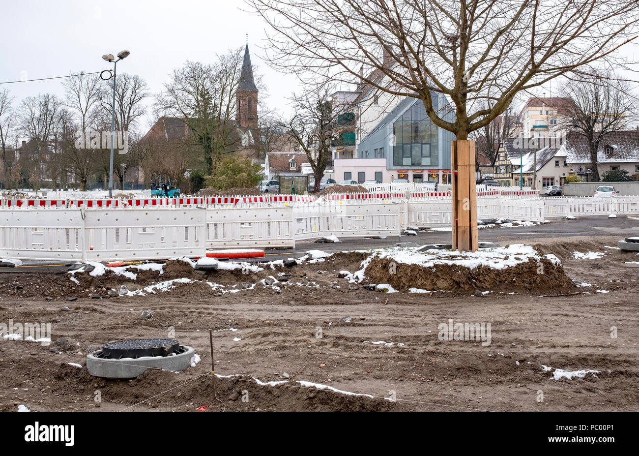 Strasburgo, tram preliminare sito in costruzione, linea e estensione, quadrato, sicurezza barriere in plastica, case, Alsazia, Francia, Europa Foto Stock
